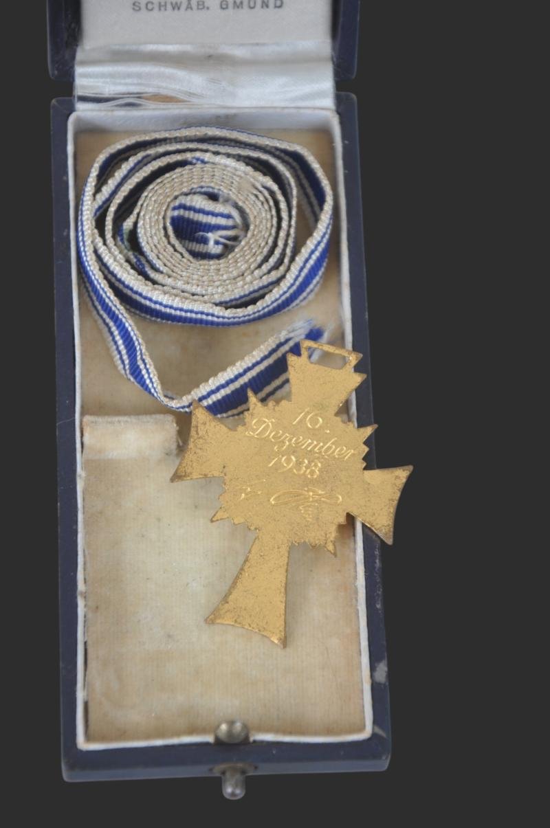 WW2 German Mothers Cross In Gold With Case — image 3