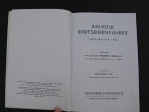 Album photos de Hoffmann intitulé EIN VOLK EHRT SEINEN FUHRER