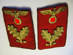 Paire de pattes de col à liseré rouge de leader …