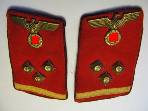 Paire de pattes de col à liseré rouge de leader …