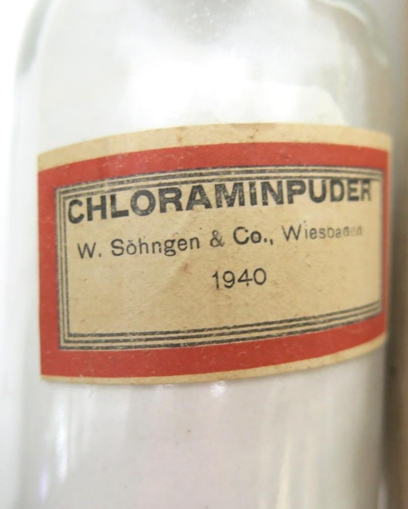 German Luftschutz Hausapotheke Glass Pot Chloramine 100 gr W. Söhngen & Co., Wiesbaden 1940, Complete With Its Cardboard Sleeve. — image 2