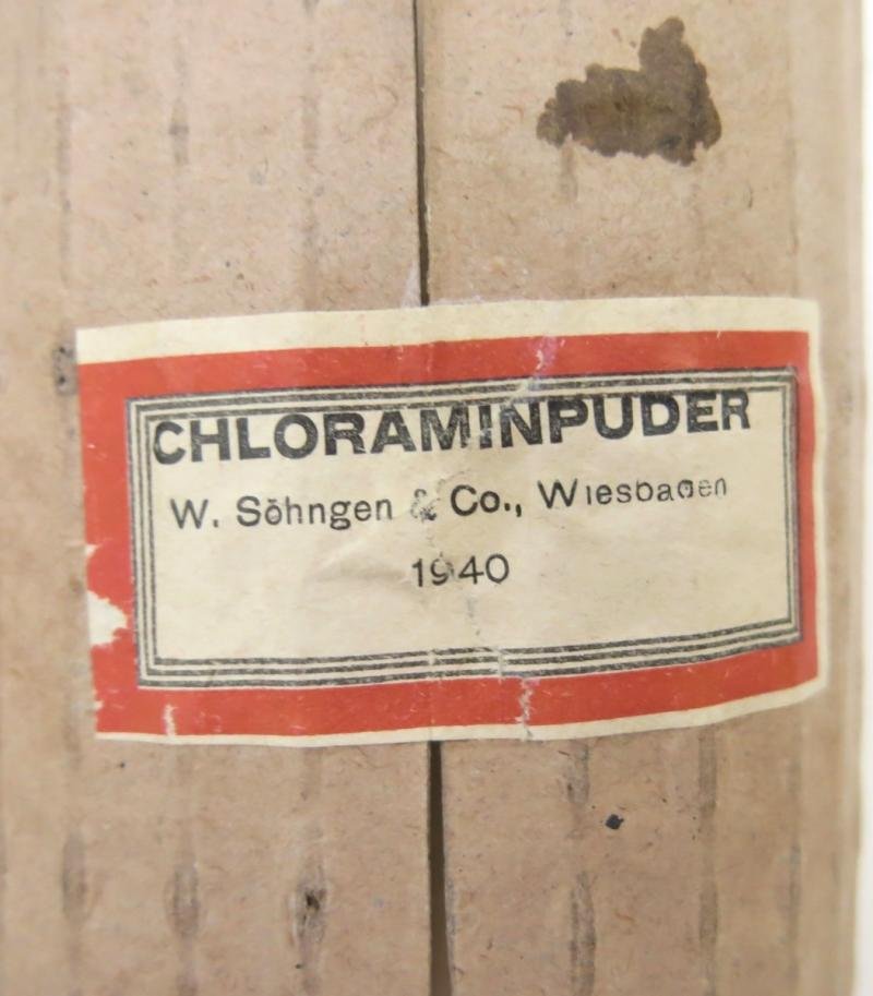 German Luftschutz Hausapotheke Glass Pot Chloramine 100 gr W. Söhngen & Co., Wiesbaden 1940, Complete With Its Cardboard Sleeve. — image 3