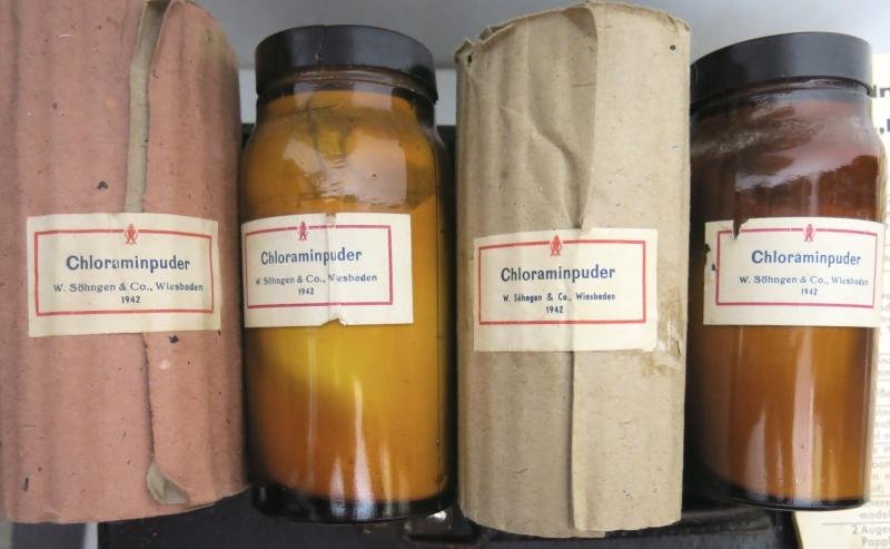 German Luftschutz Kleine Hausapotheke With Half Of The Original Contents, Nice 'To Get It Complete' Collectors Project. — image 14