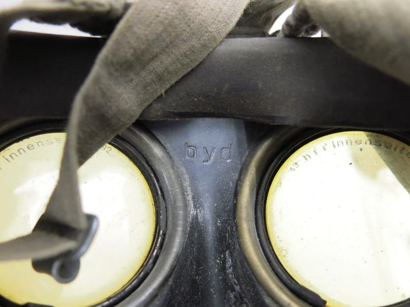 German Wehrmacht Gas Mask GM38 With Matching Filter 1942/43. — image 10