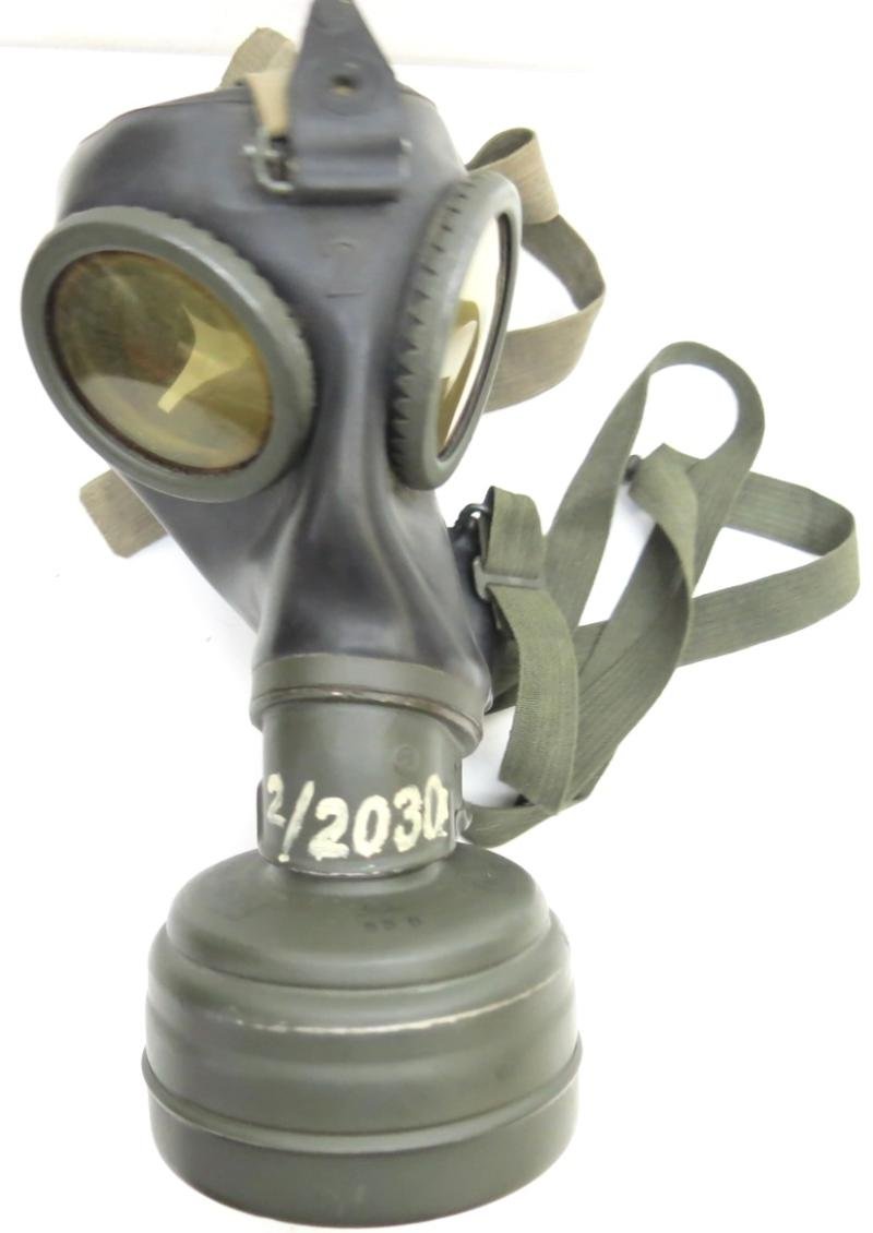 German Wehrmacht Gas Mask GM38 With Matching Filter 1942/43. — image 2
