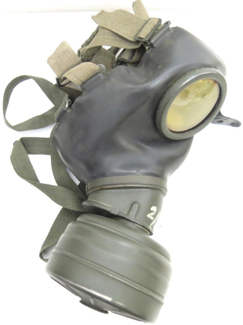 German Wehrmacht Gas Mask GM38 With Matching Filter 1942/43. — image 3