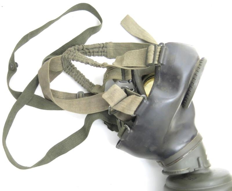 German Wehrmacht Gas Mask GM38 With Matching Filter 1942/43. — image 4