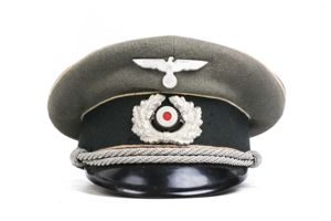 Heer visor cap for a Offizier der Infanterie named Fahnenjunker …
