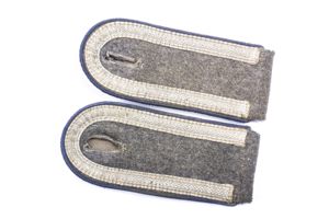 Matching Luftwaffe shoulderstraps for a Unteroffizier der Sanitätstruppen