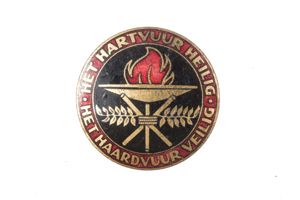 NSVO female brooch 'Het Hartvuur Heilig – Het Haardvuur Veilig'