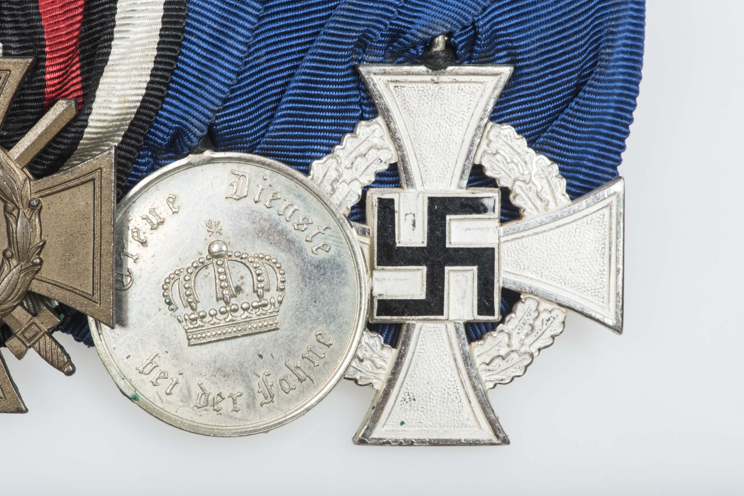 First and second world war medal bar — image 2