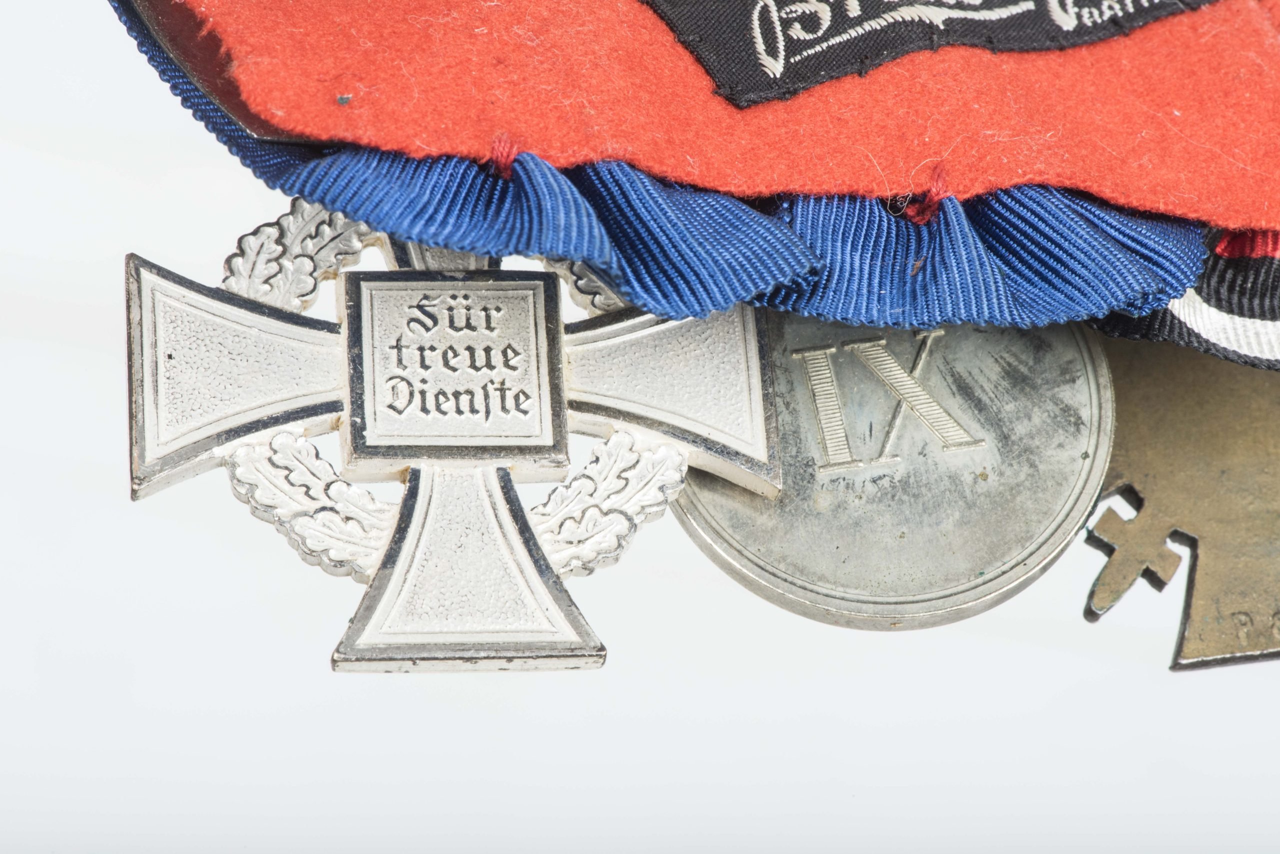 First and second world war medal bar — image 6