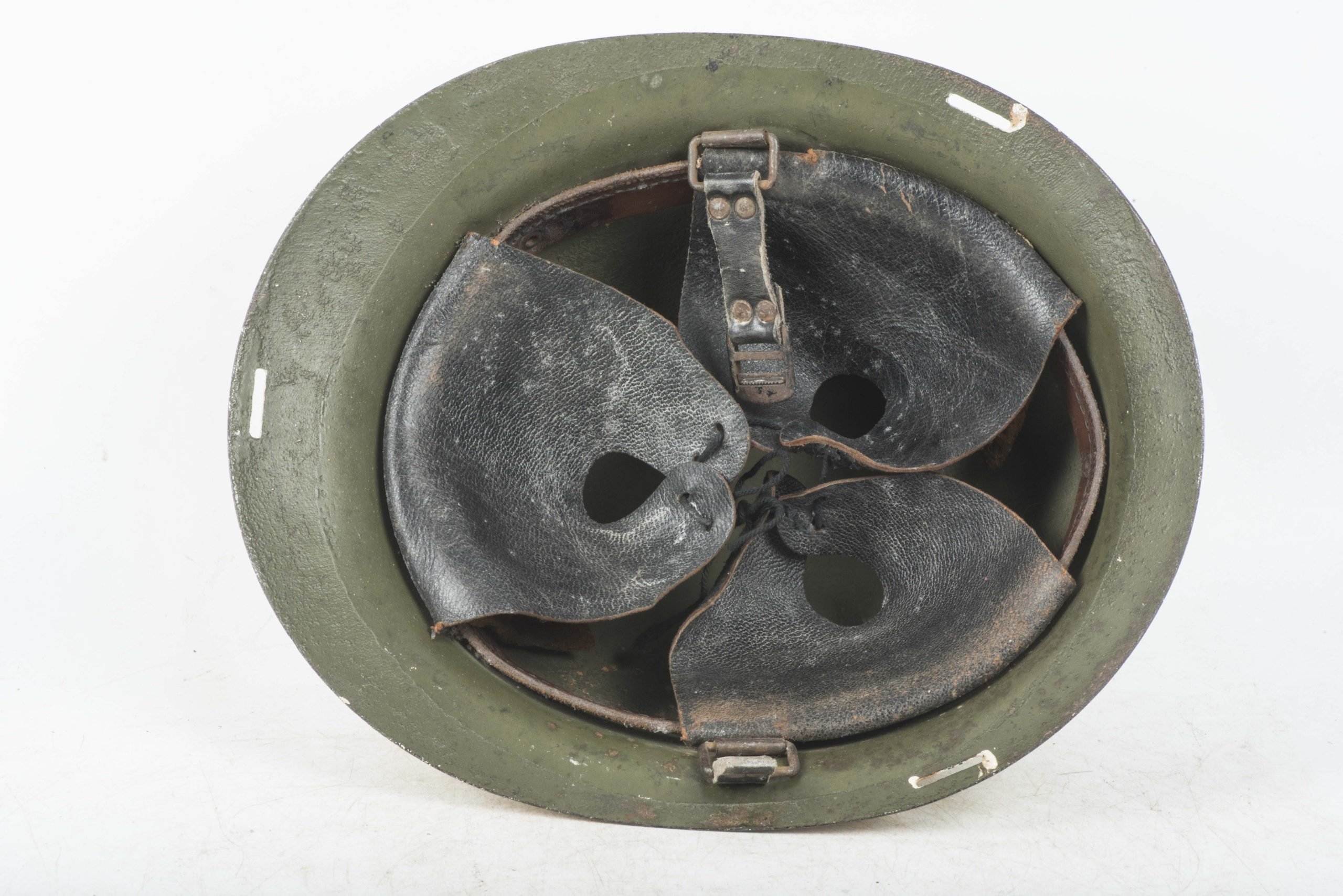 Rare Dutch M16 B helmet for Luchtbeschermingsdienst marked CM 1926 — image 10