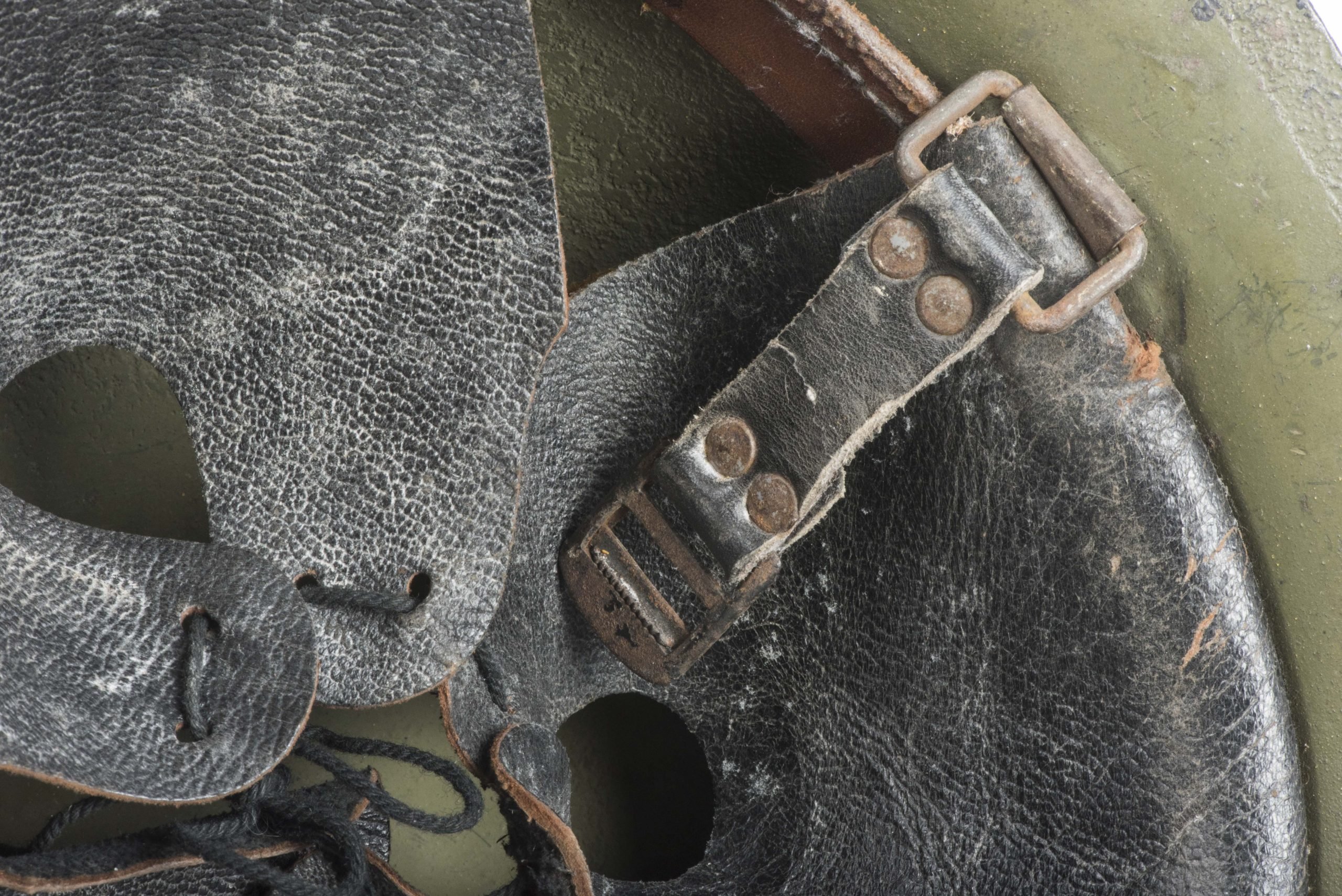 Rare Dutch M16 B helmet for Luchtbeschermingsdienst marked CM 1926 — image 11