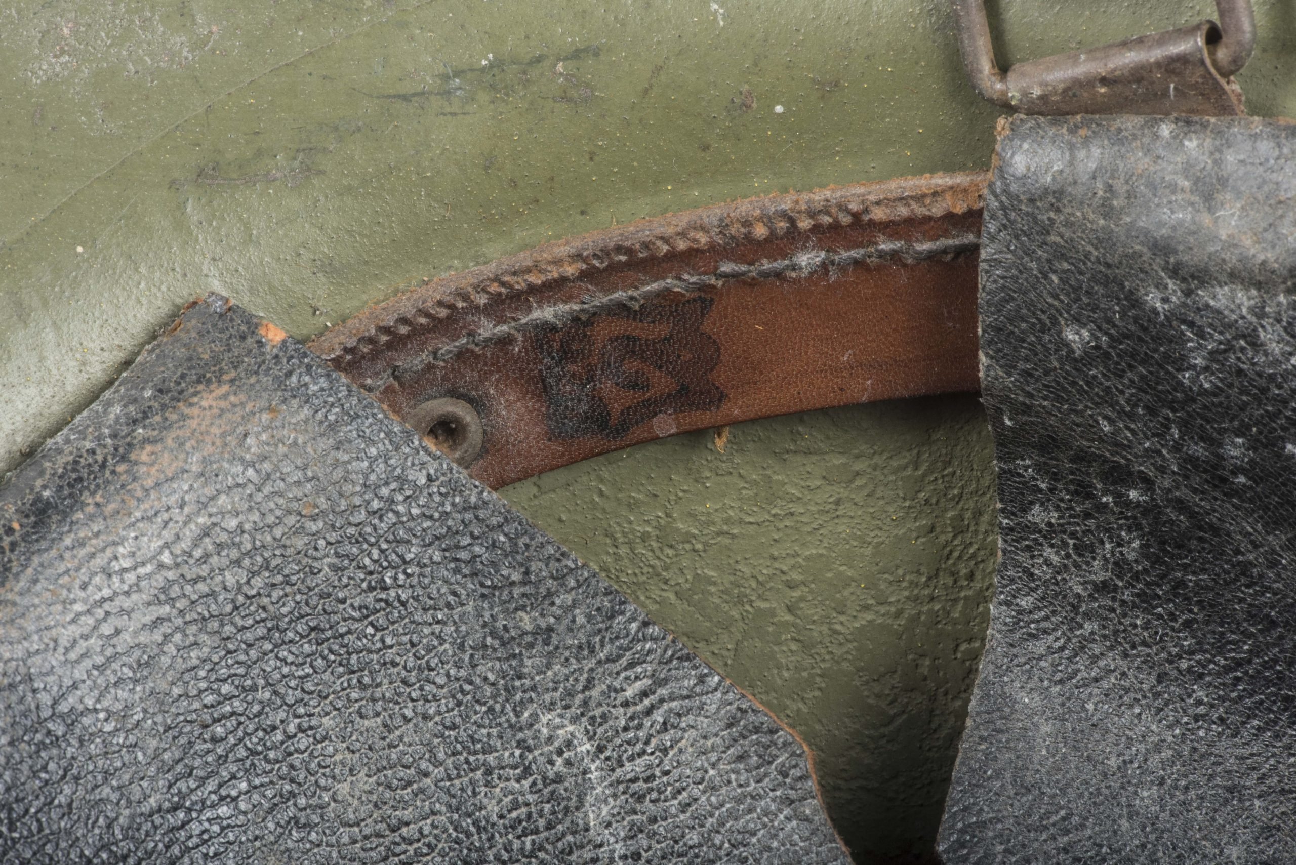 Rare Dutch M16 B helmet for Luchtbeschermingsdienst marked CM 1926 — image 14