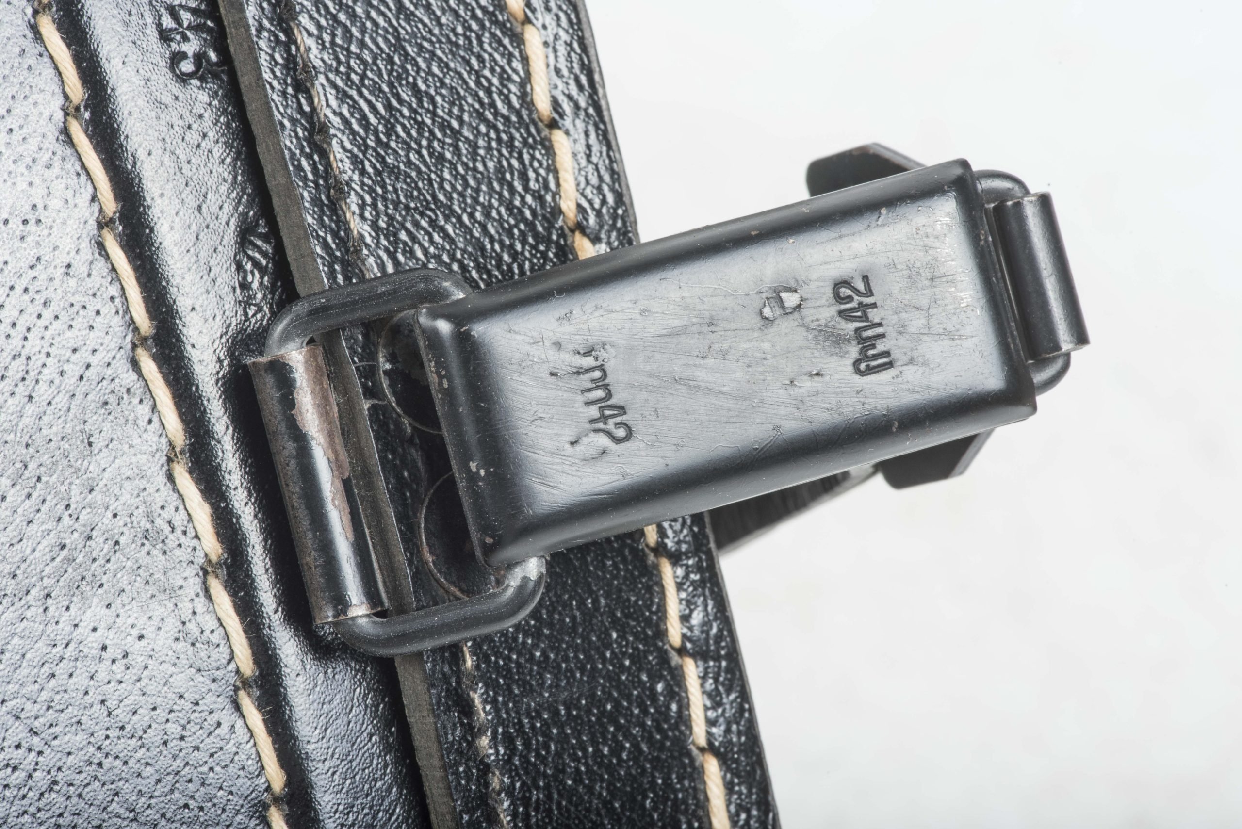 Unissued 7×50/10×50 Dienstglas case marked ksd 1943 — image 8