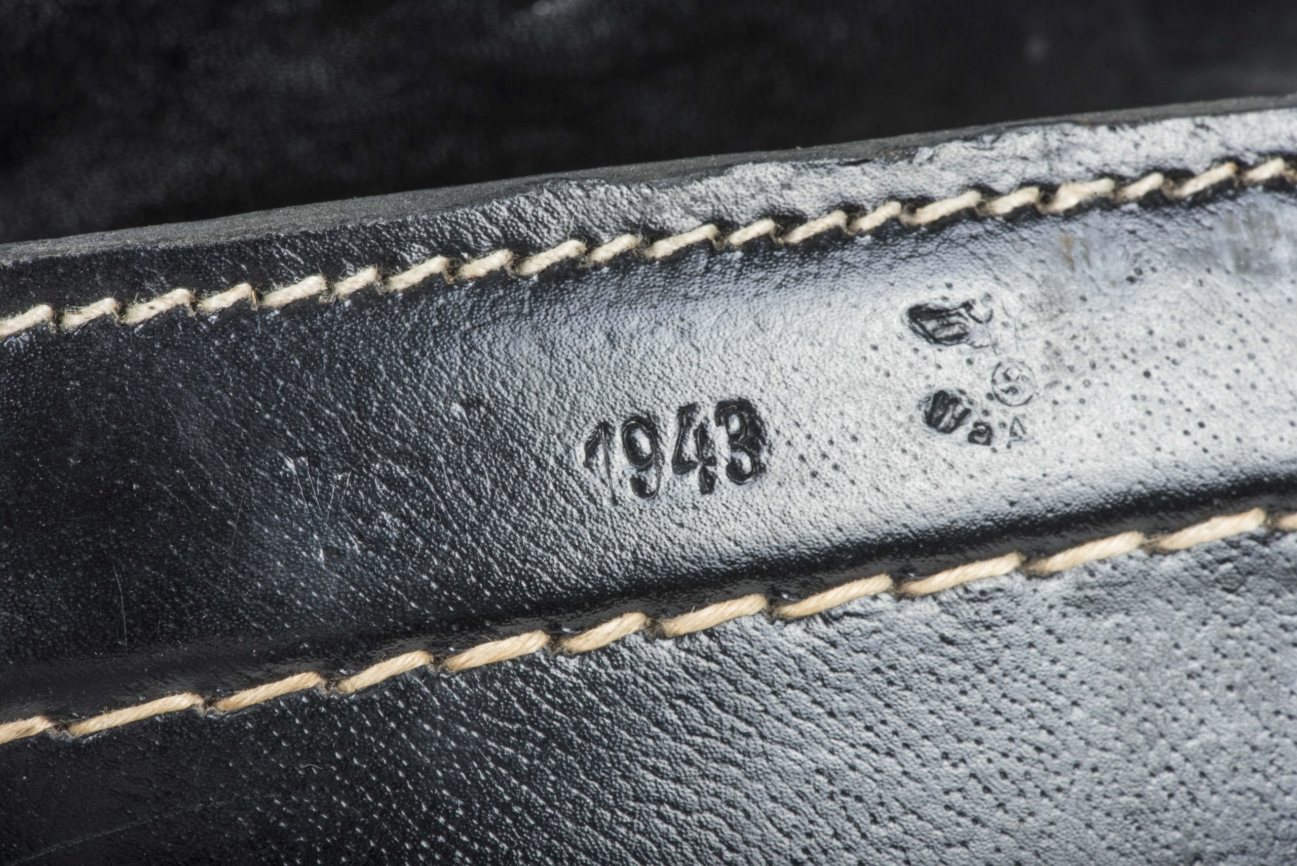 Unissued 7×50/10×50 Dienstglas case marked ksd 1943 — image 9