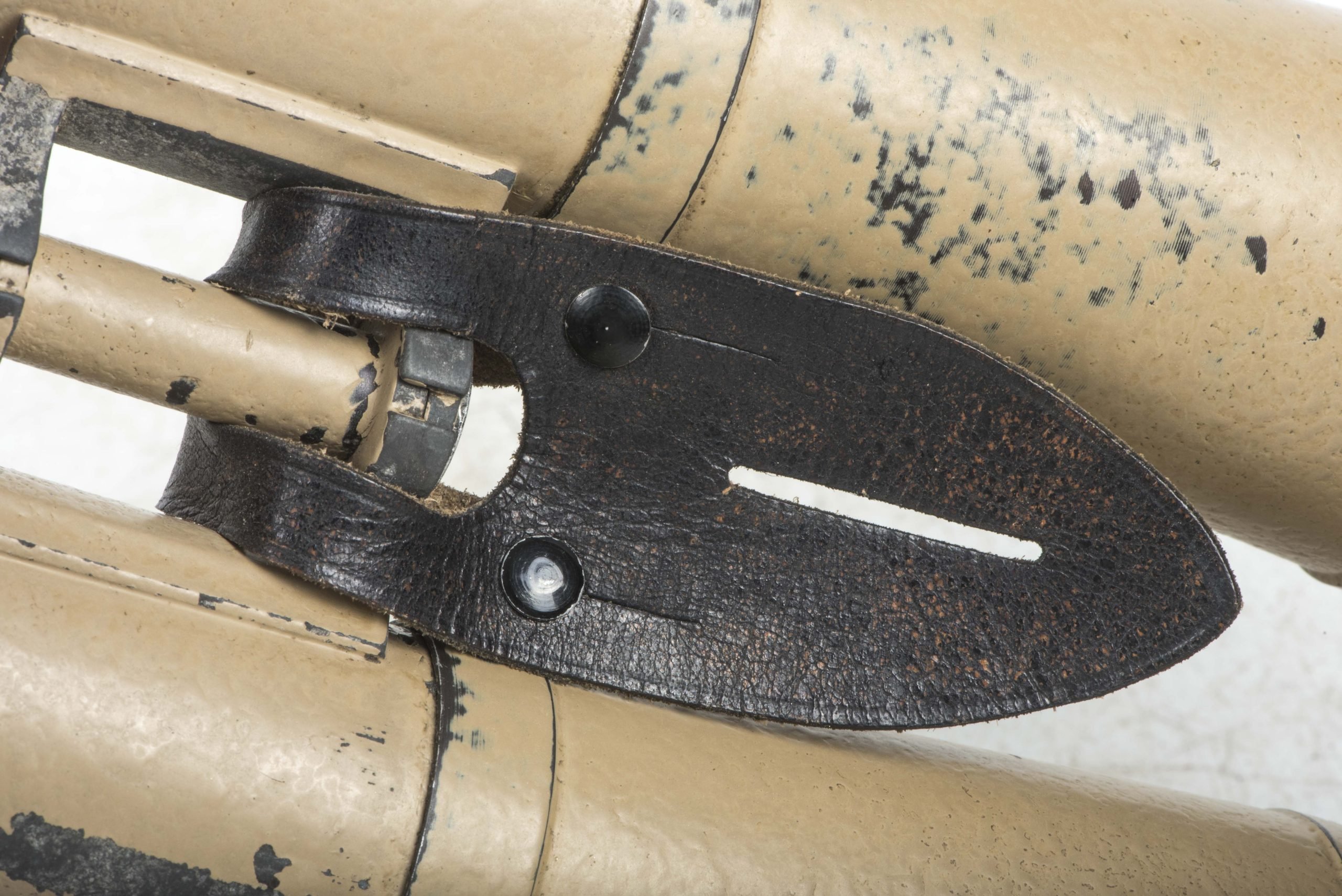 Tan 10×50 Panzer Dienstglas set marked bmj 589749 — image 12