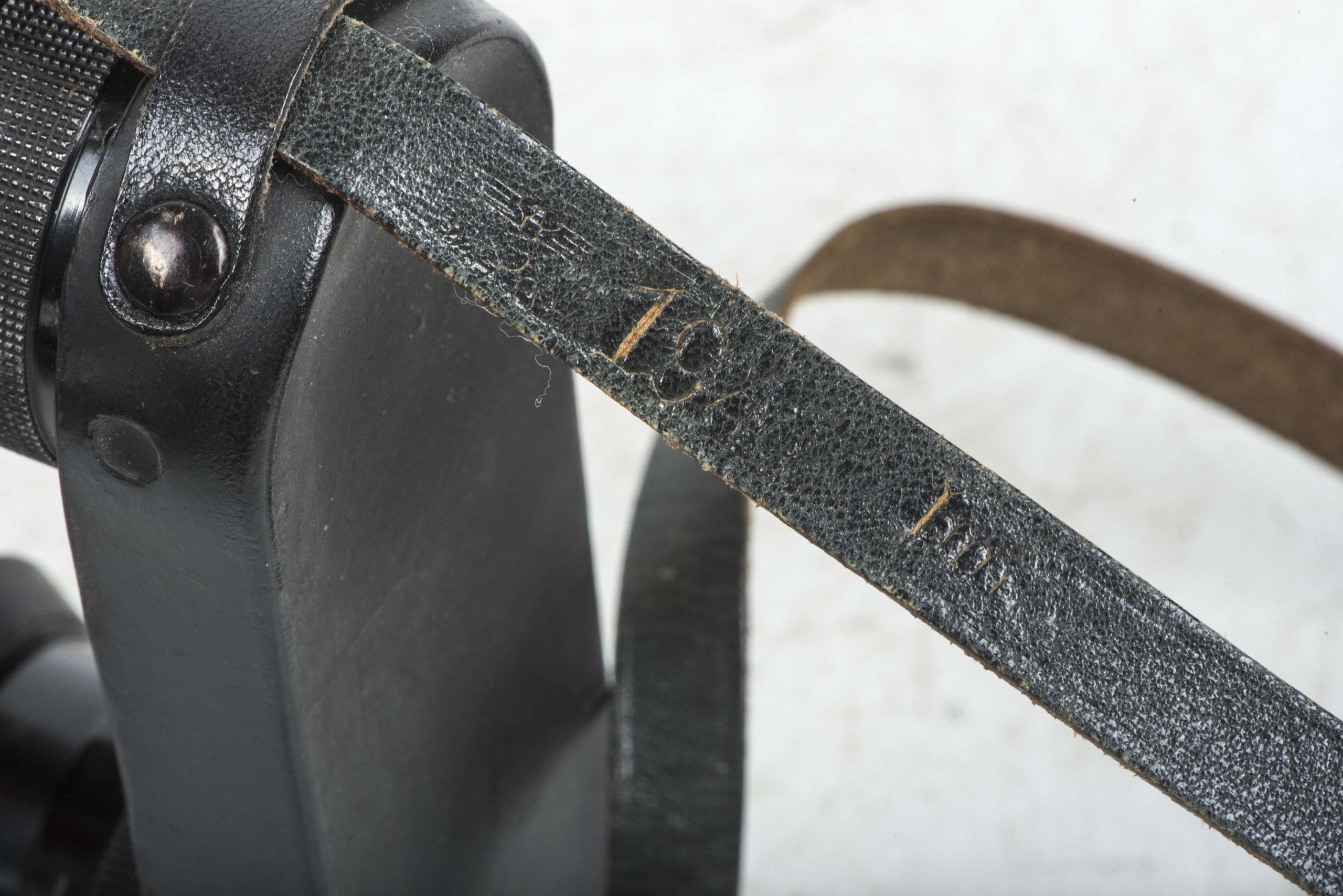 Tan 10×50 Panzer Dienstglas set marked bmj 589749 — image 15