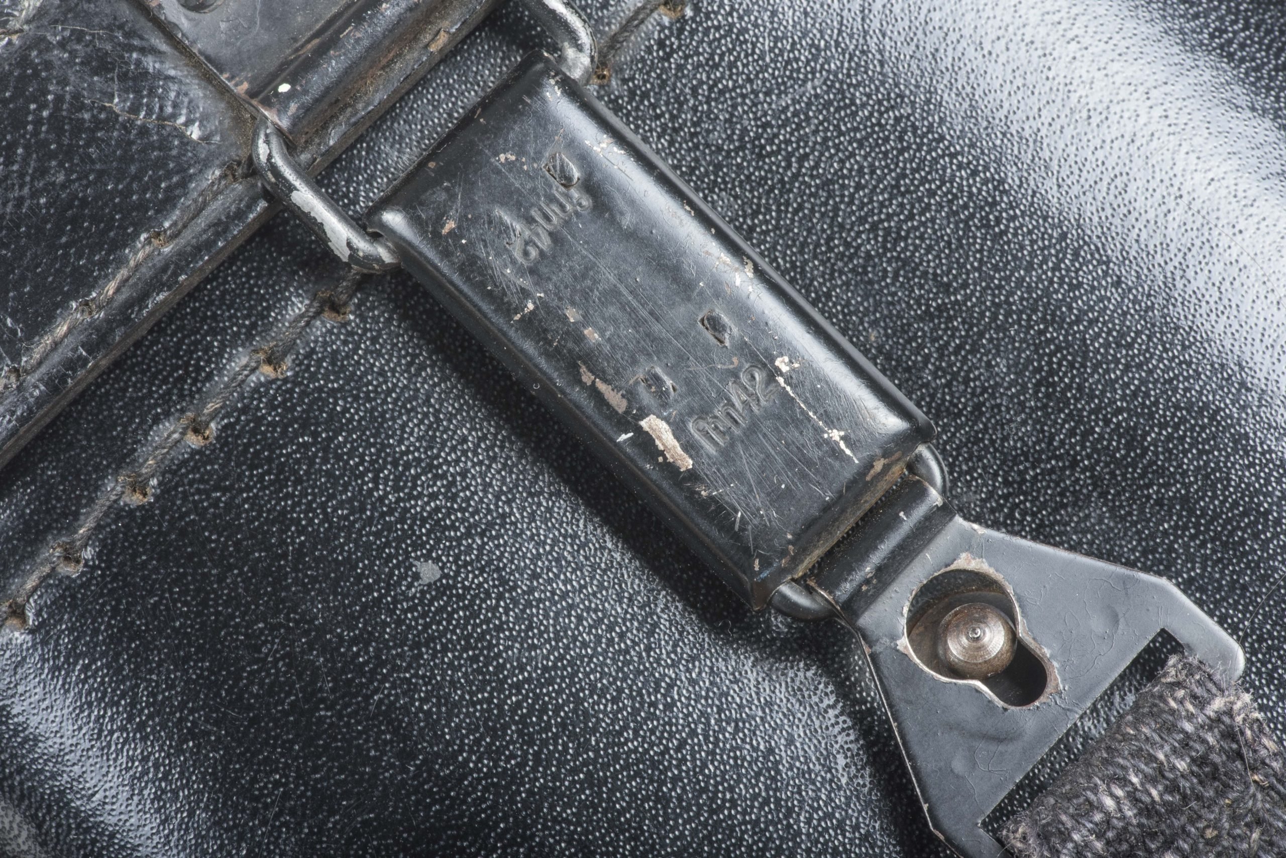 Tan 10×50 Panzer Dienstglas set marked bmj 589749 — image 21