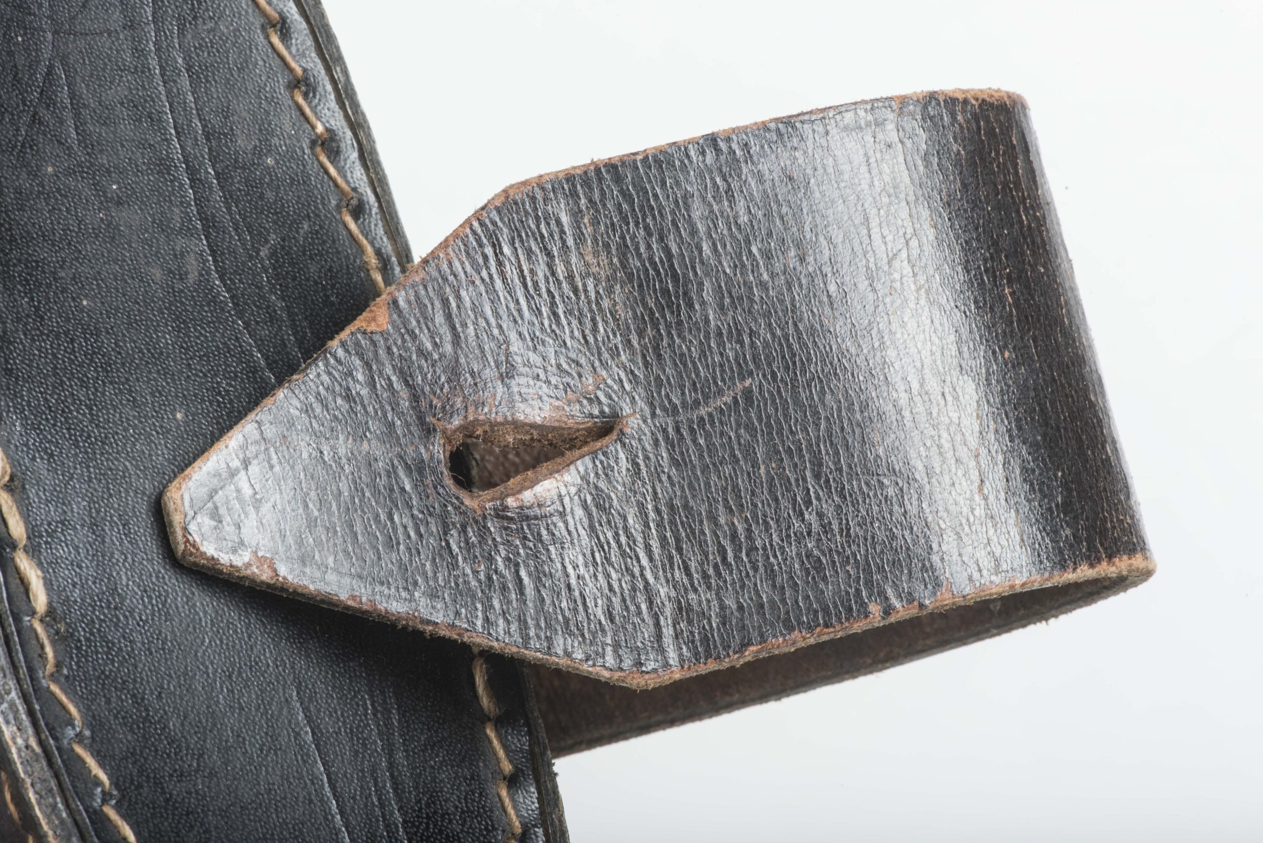 First pattern folding E-tool carrier marked Lederwarenwerk, Curt Vogel 1940 — image 14