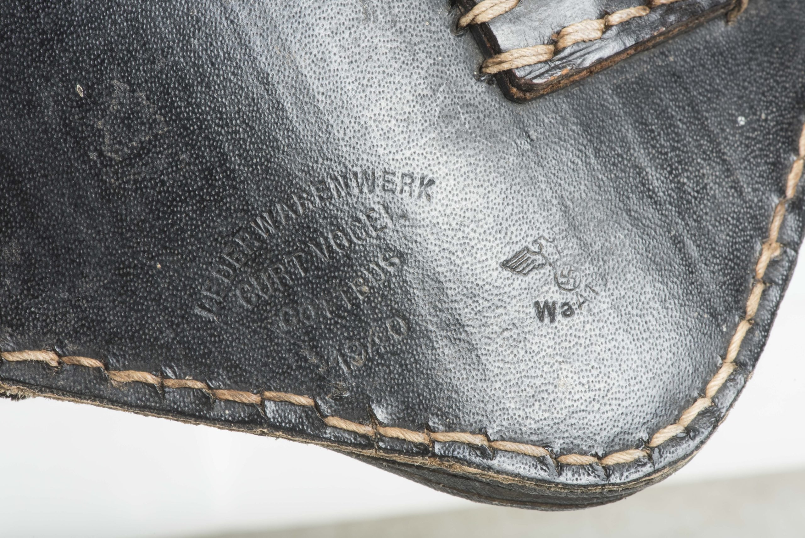 First pattern folding E-tool carrier marked Lederwarenwerk, Curt Vogel 1940 — image 15