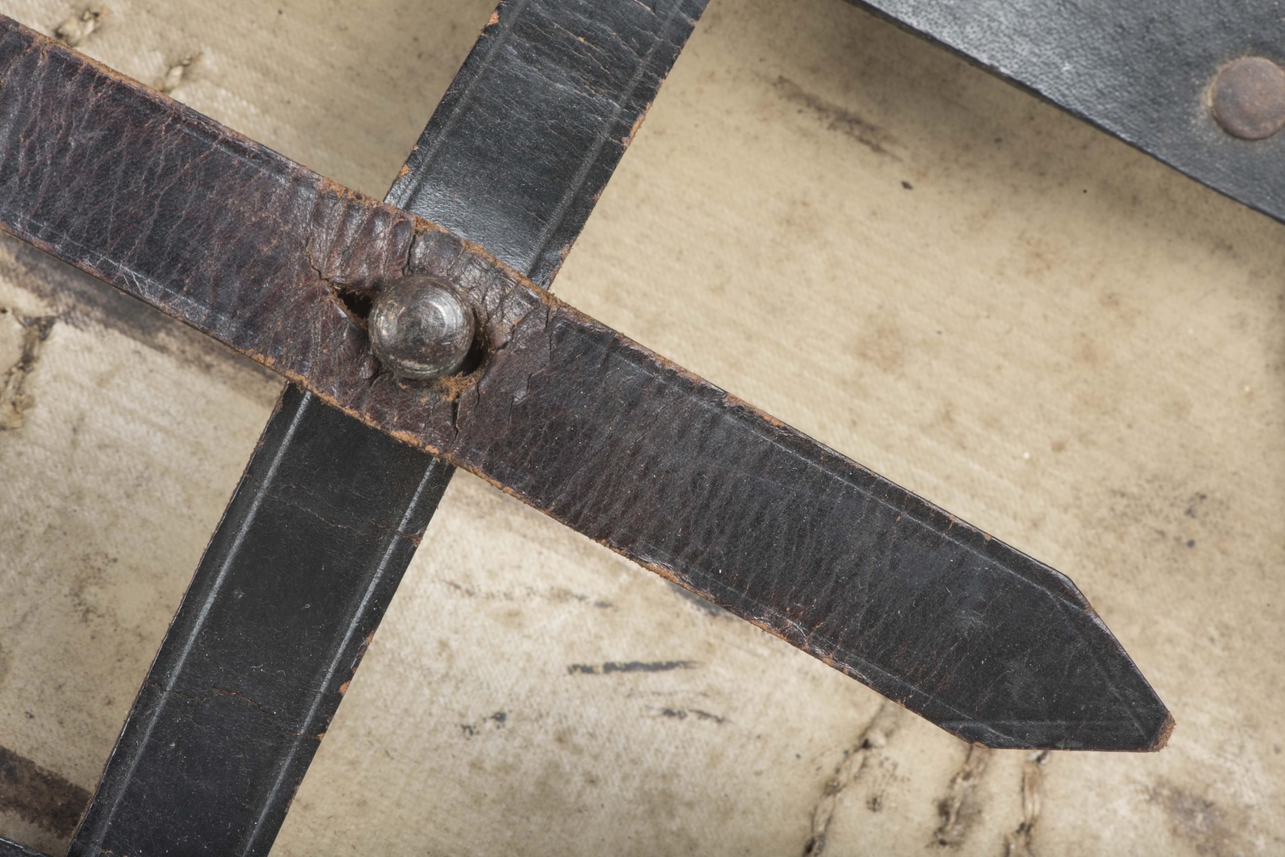 First pattern folding E-tool carrier marked Lederwarenwerk, Curt Vogel 1940 — image 2