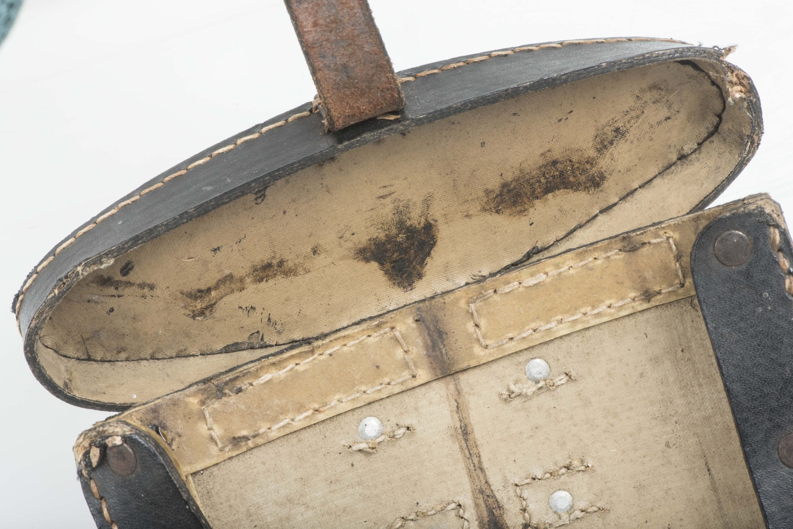 First pattern folding E-tool carrier marked Lederwarenwerk, Curt Vogel 1940 — image 4