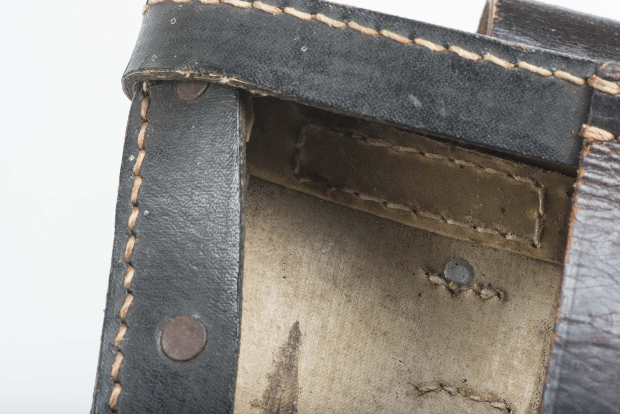 First pattern folding E-tool carrier marked Lederwarenwerk, Curt Vogel 1940 — image 7