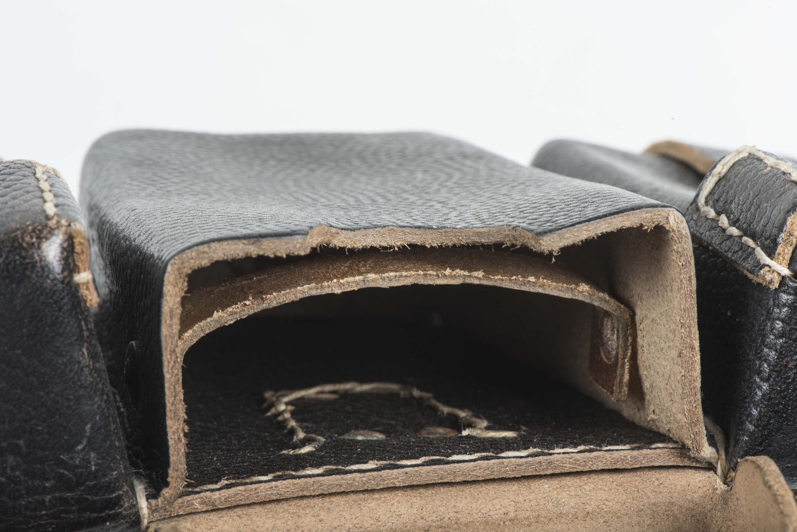 Unissued matching K98 ammunition pouches marked RBNr. 0/0675/0122 — image 11