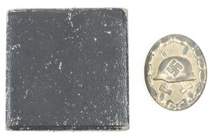 Gold wound badge marked 4 with case marked Hauptmünzamt Wien