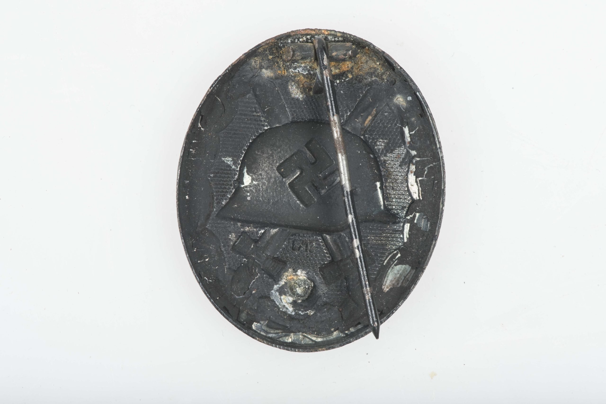 Black wound badge marked L/13 — image 2