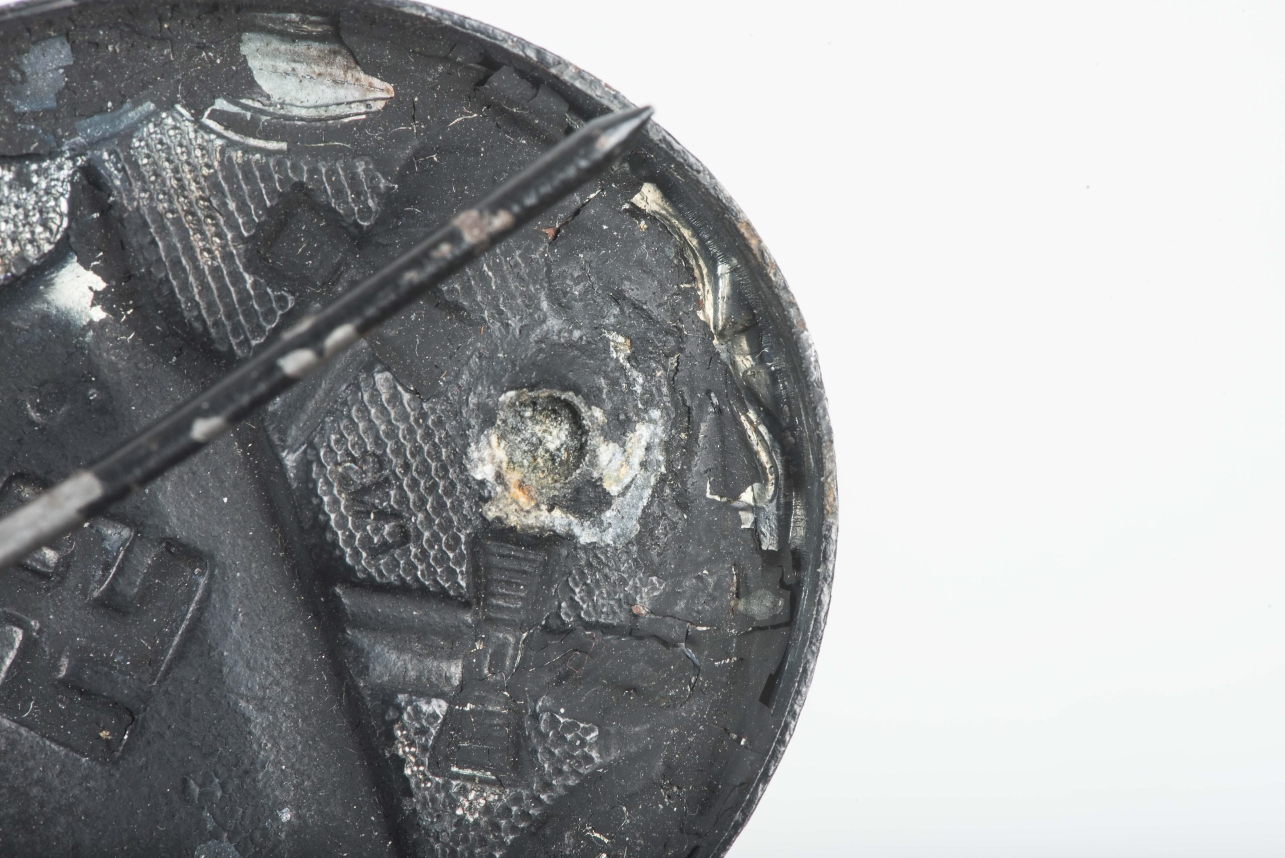 Black wound badge marked L/13 — image 3