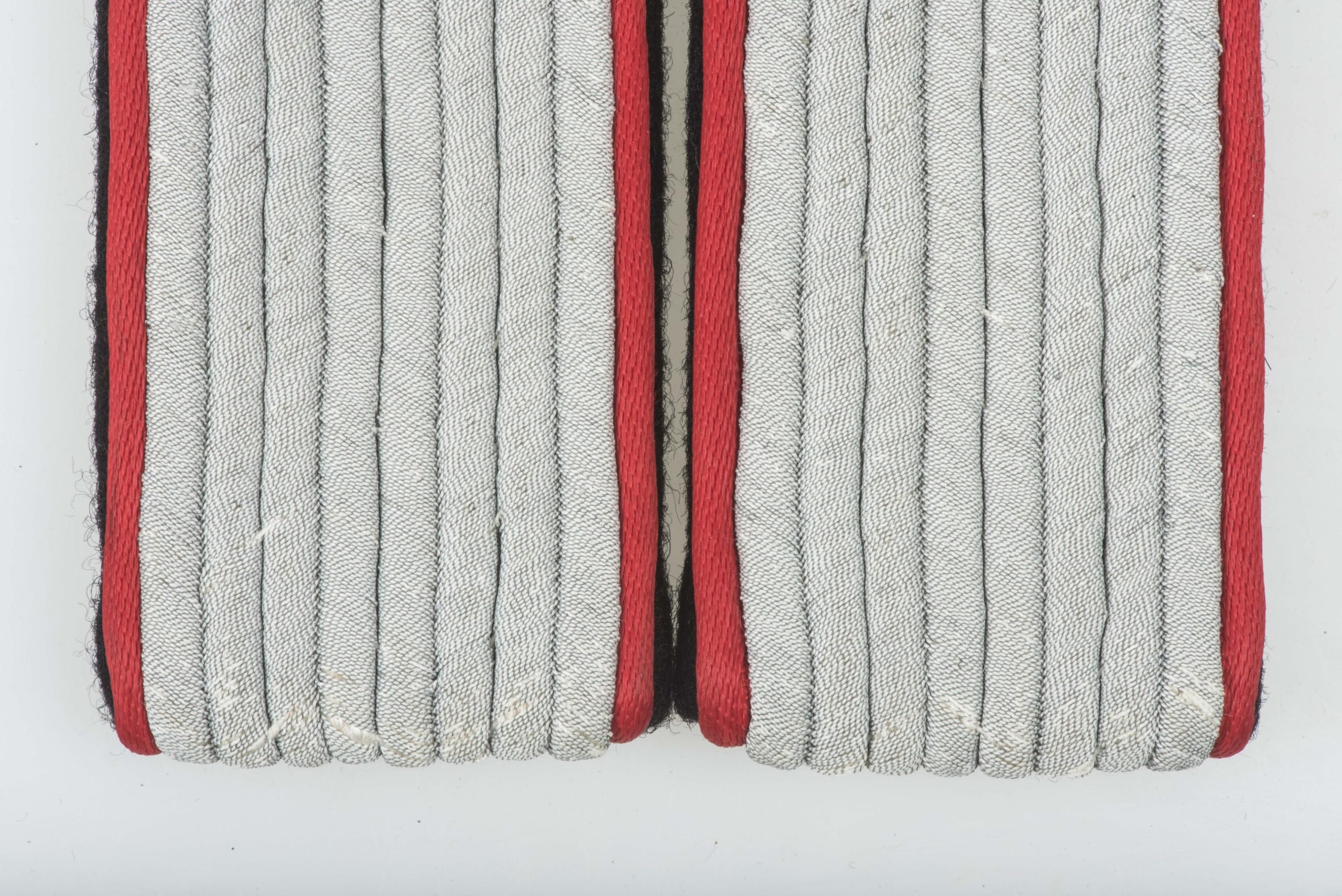 Rare Waffen-SS shoulderstraps for a Untersturmführer der (Sturm-)Artillerie — image 5