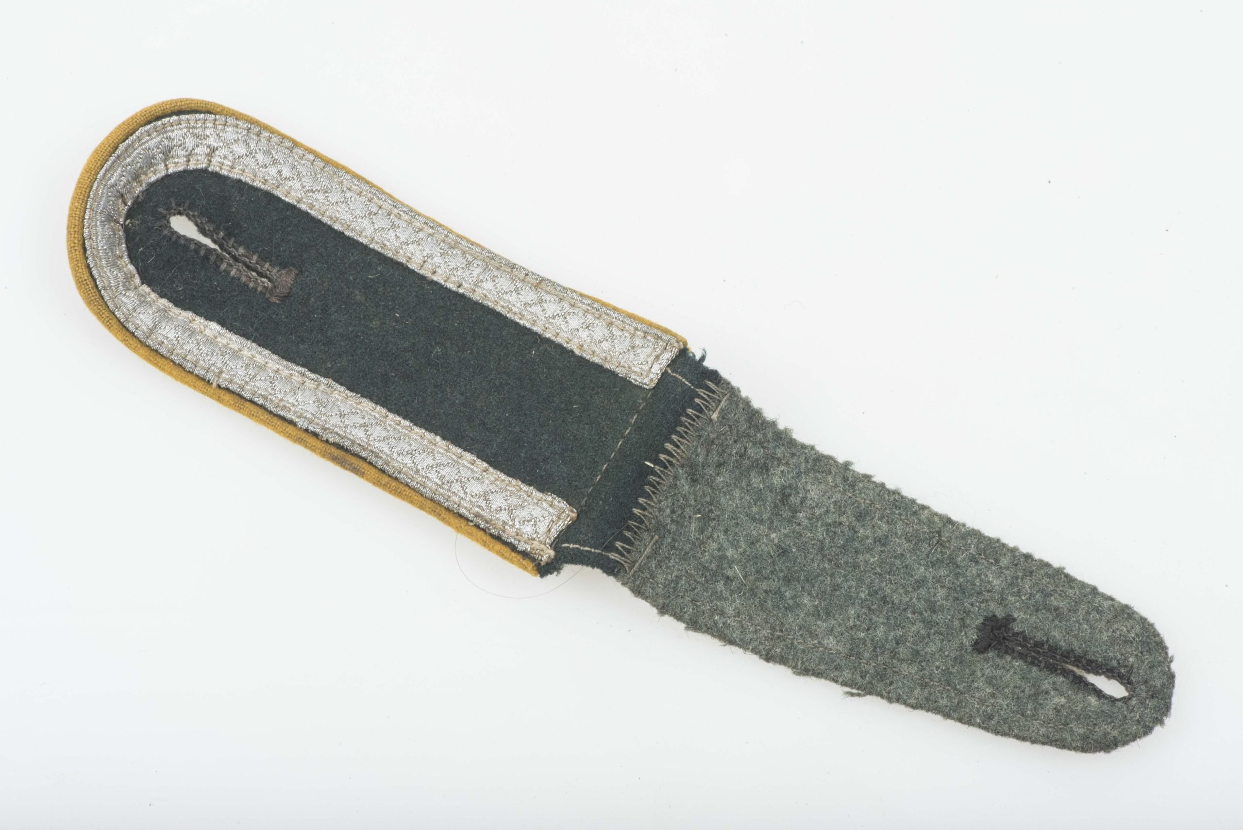 Single Heer NCO shoulderstrap for a Unteroffizier der Kavalerie u. Aufklärung — image 2