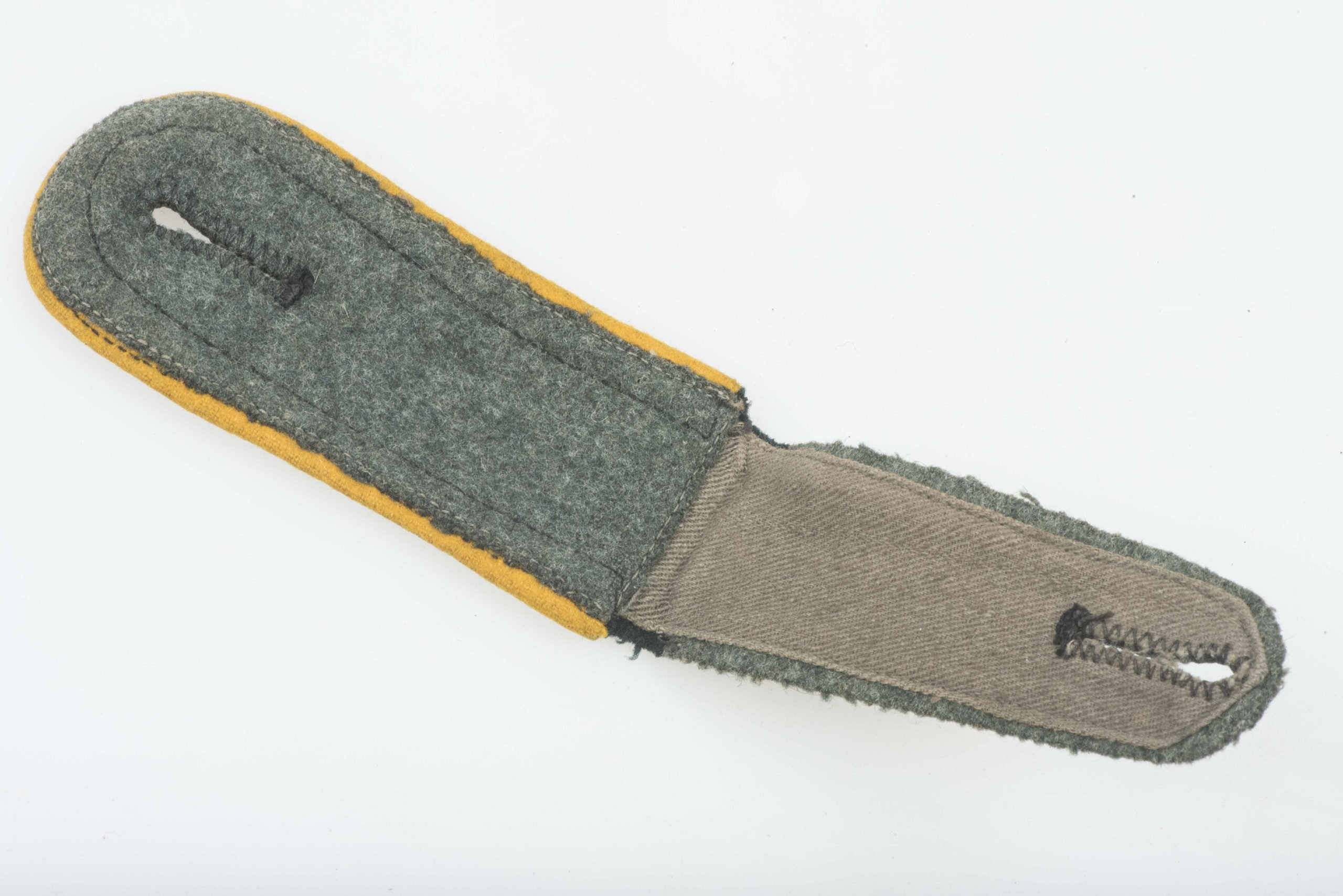 Single Heer NCO shoulderstrap for a Unteroffizier der Kavalerie u. Aufklärung — image 3