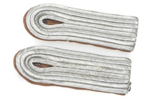 Luftwaffe shoulderstraps for a Leutnant der Nachrichten