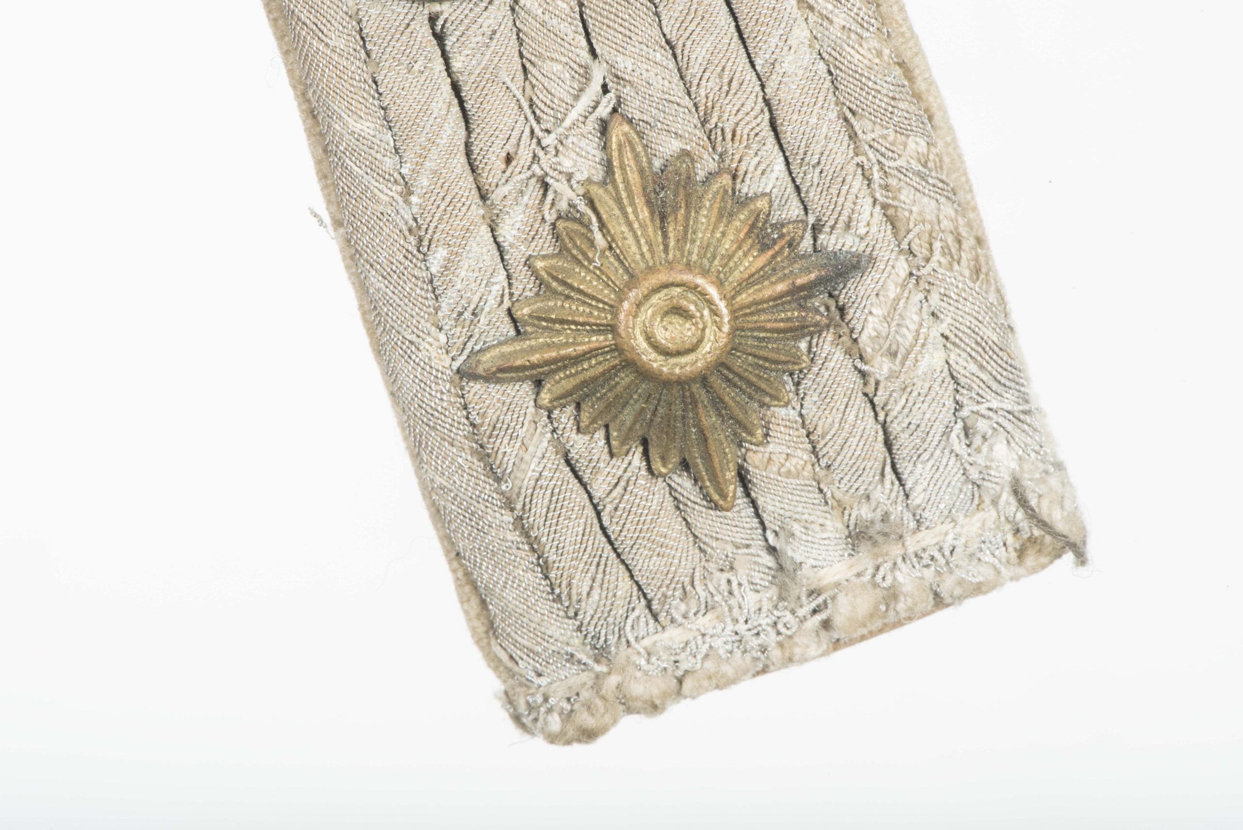 Single Heer shoulderboard for a Leutnant in IR 56 — image 2