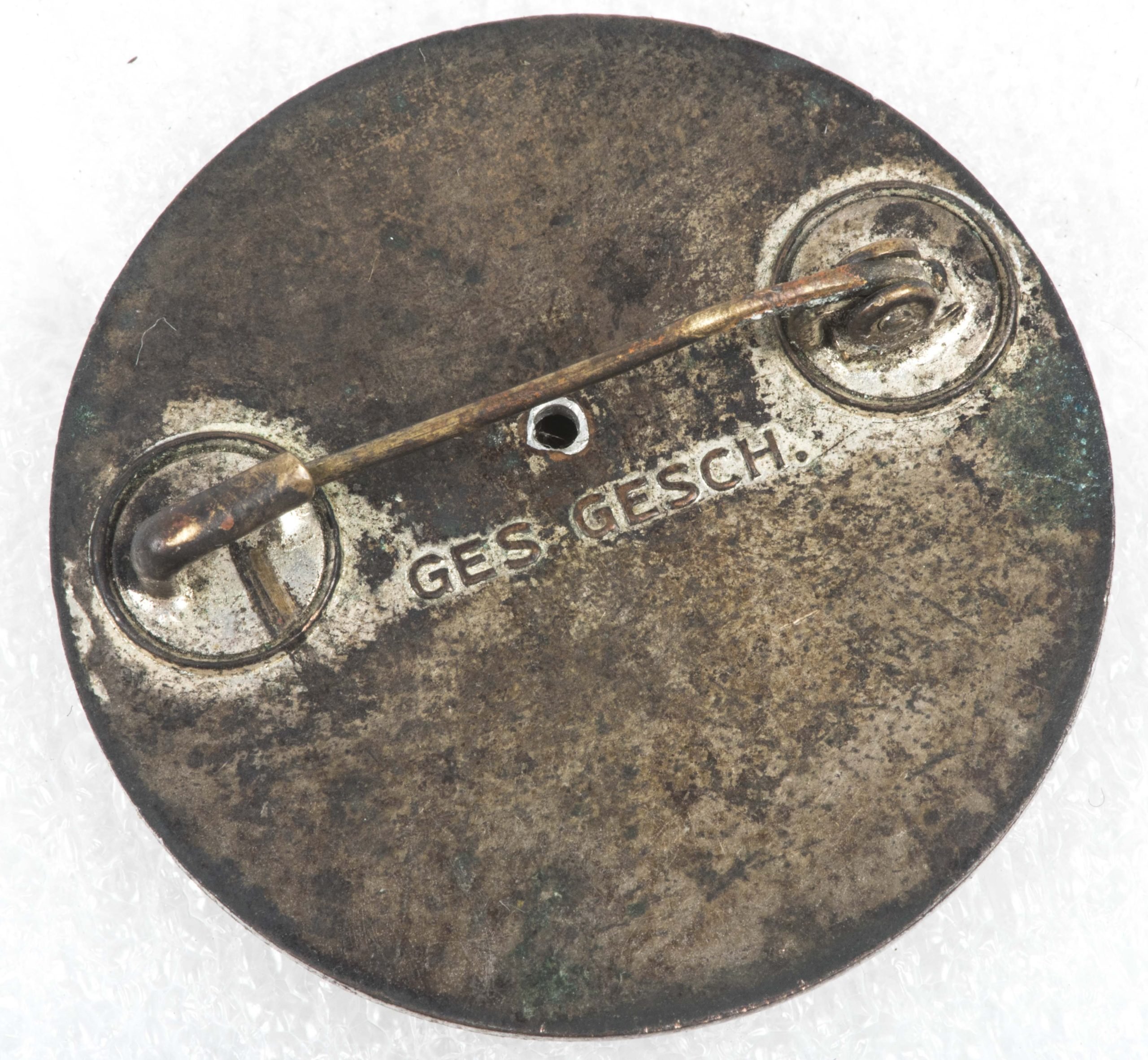 Deutsches Rotes Kreuz Schwesterhelferin brooch marked Ges. Gesch. — image 2