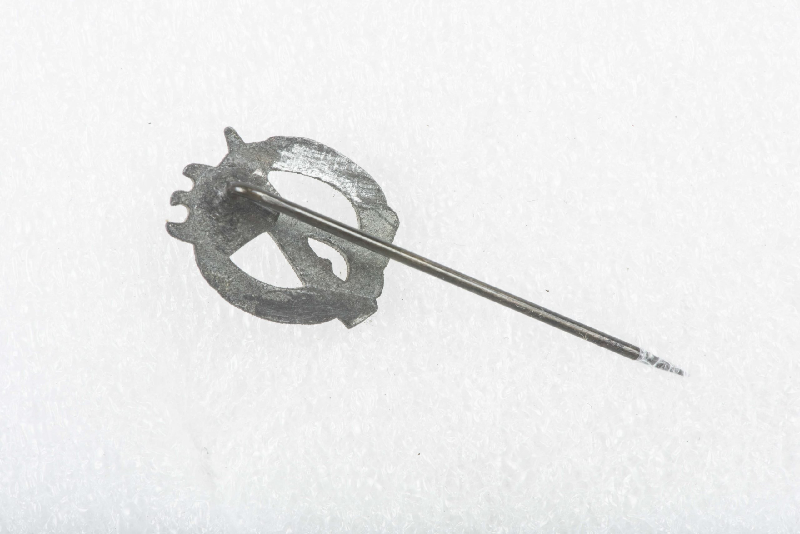 Miniature infantry assault badge pin — image 2