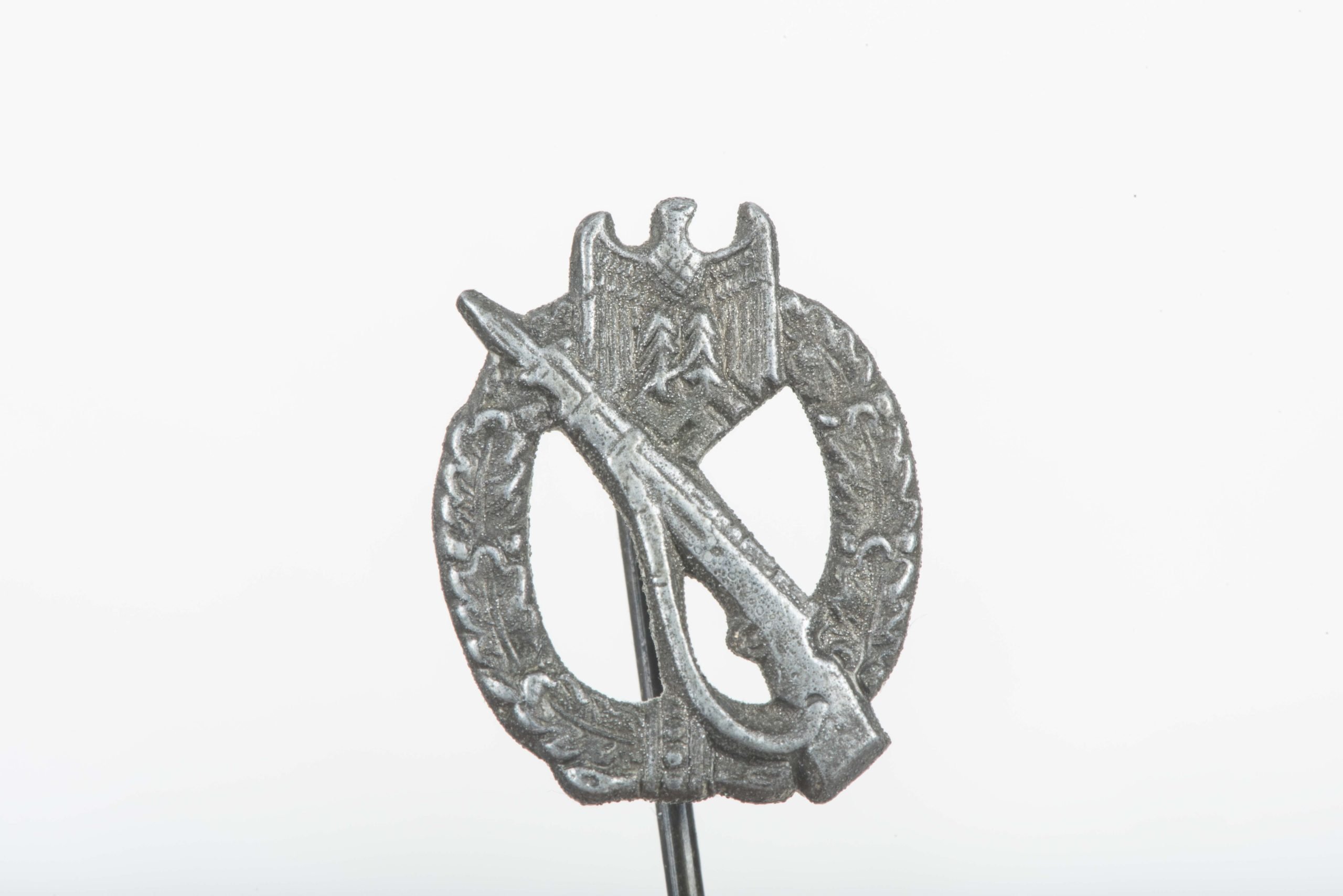 Miniature infantry assault badge pin — image 4