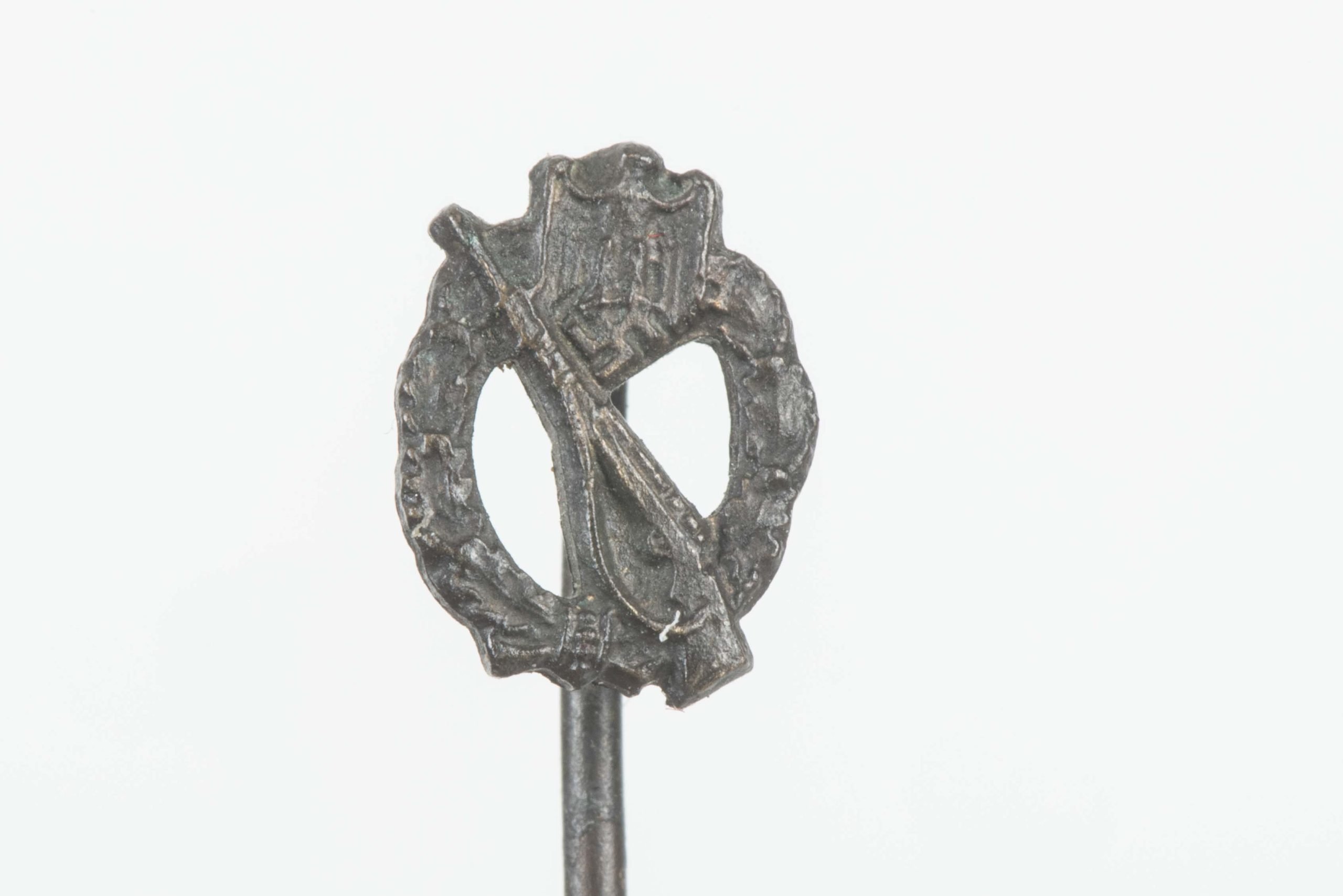 Miniature infantry assault badge pin — image 2