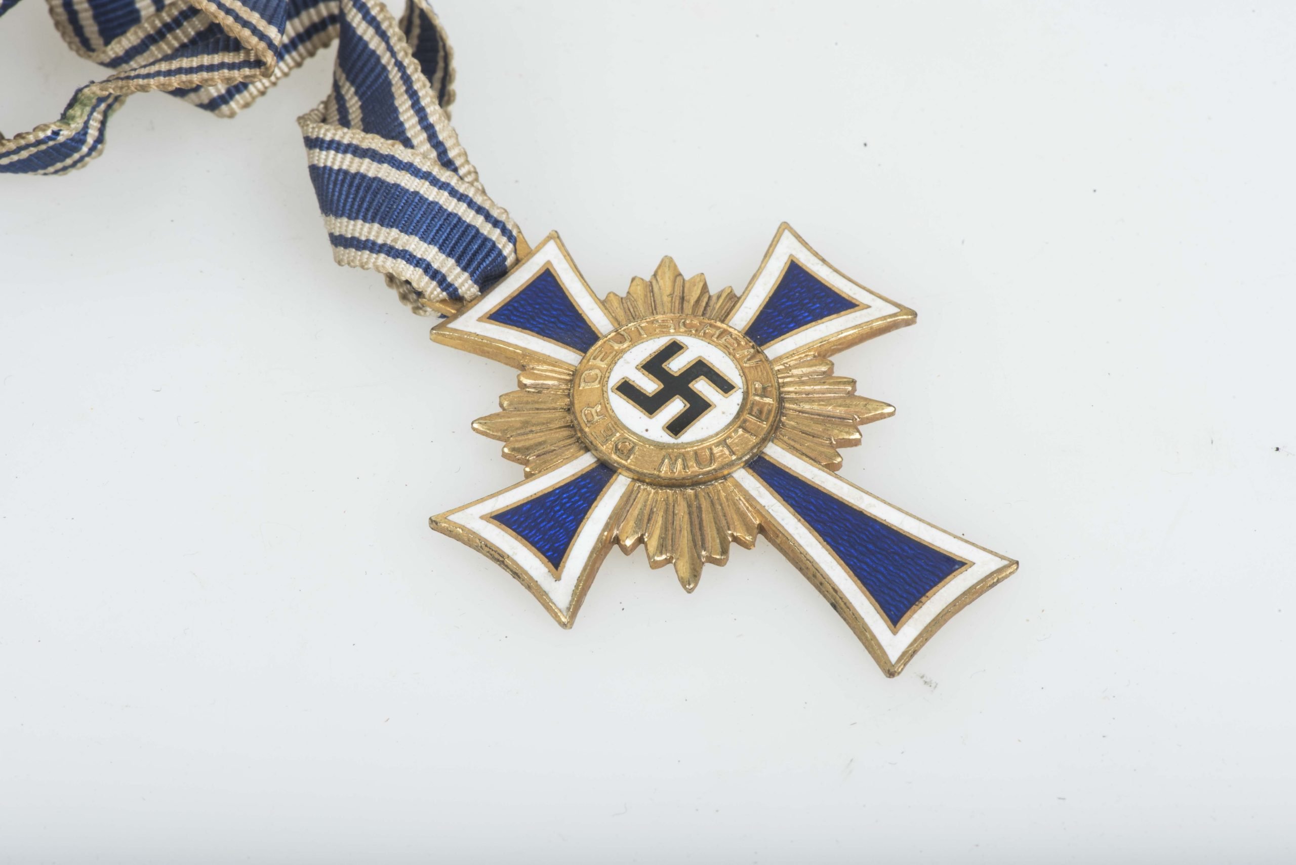 Mother cross in gold in original case by Liefergemeinschaft Phorzheimer Innungen — image 2