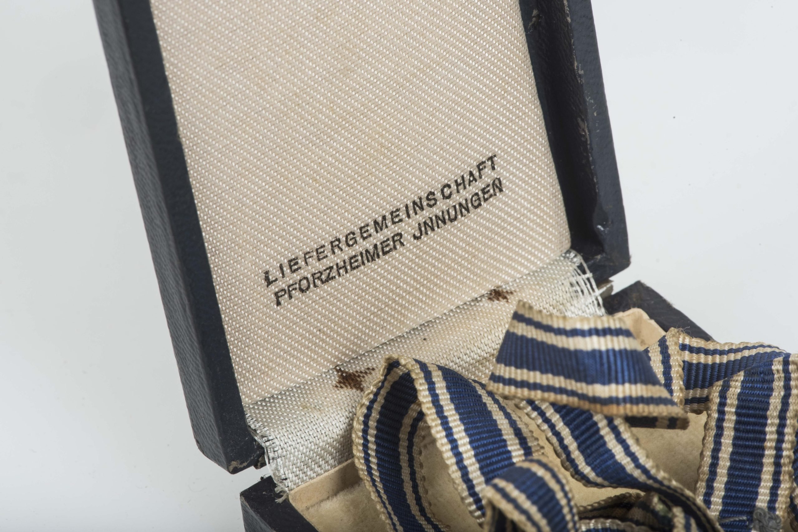 Mother cross in gold in original case by Liefergemeinschaft Phorzheimer Innungen — image 7