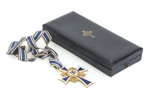 Mother cross in gold in original case by Liefergemeinschaft Phorzheimer …