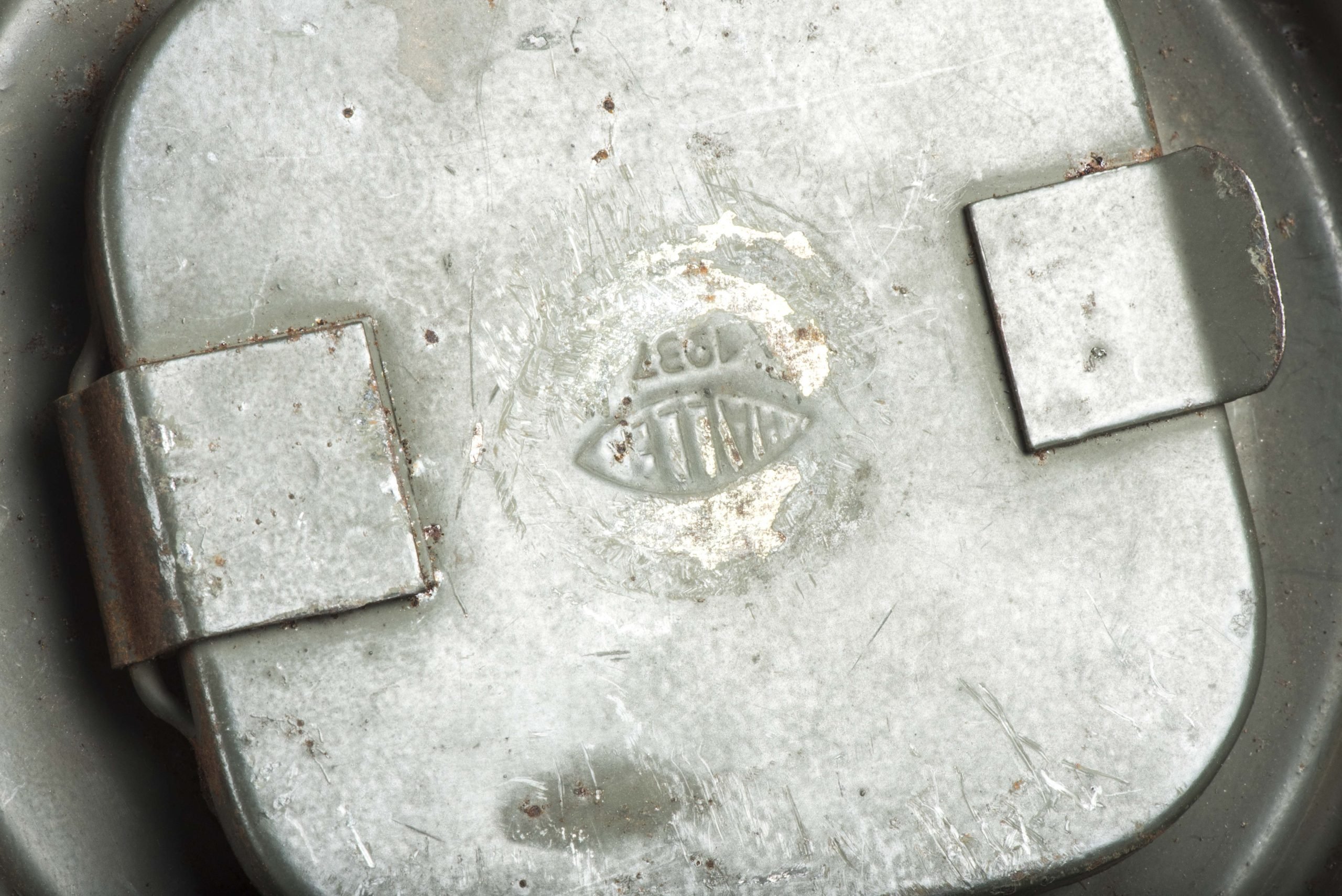 Short M38 gasmask canister in brush painted three-tone camouflage paint — image 19