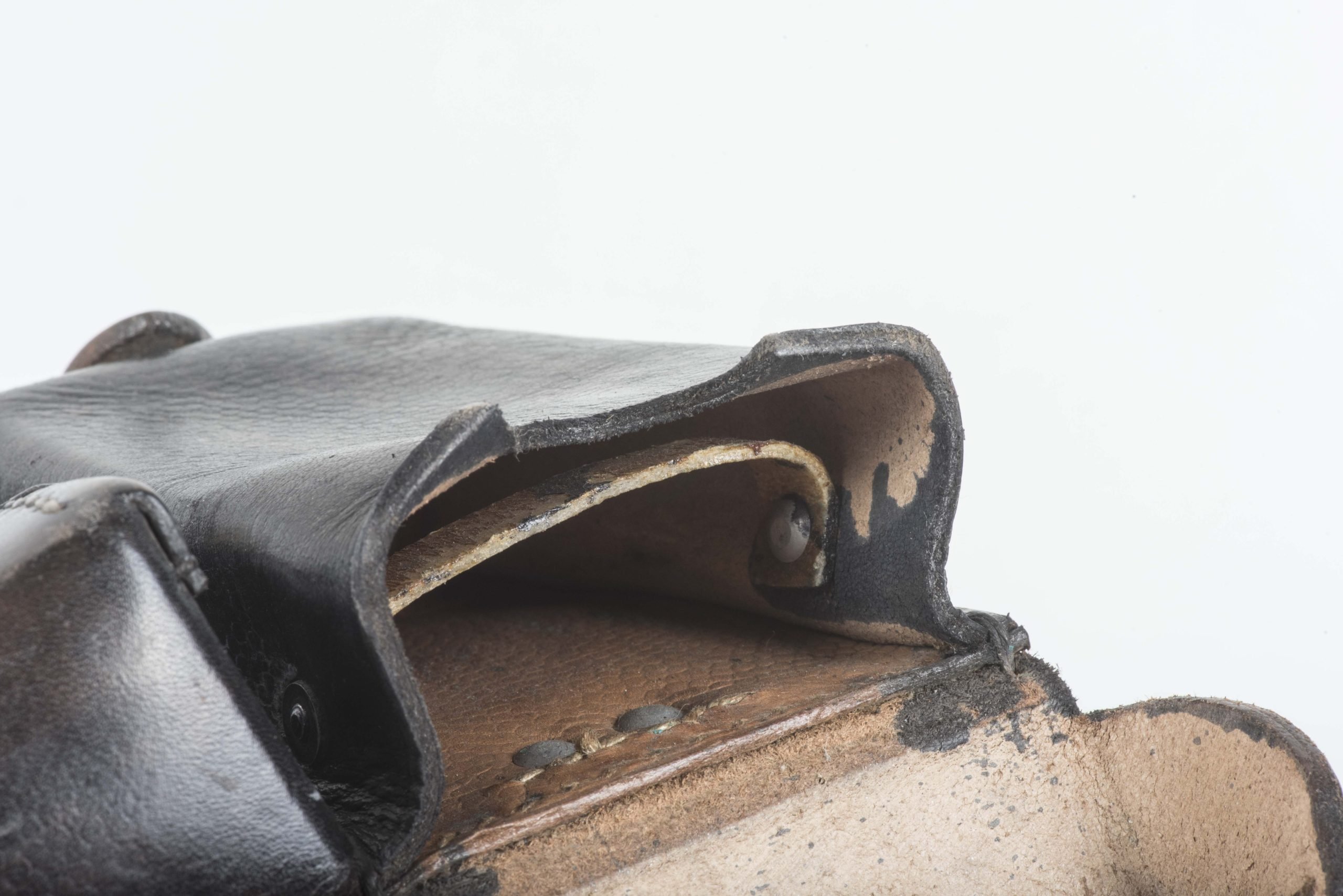 K98 ammunition pouch marked Erich Schüler, Hamburg 1937 — image 2