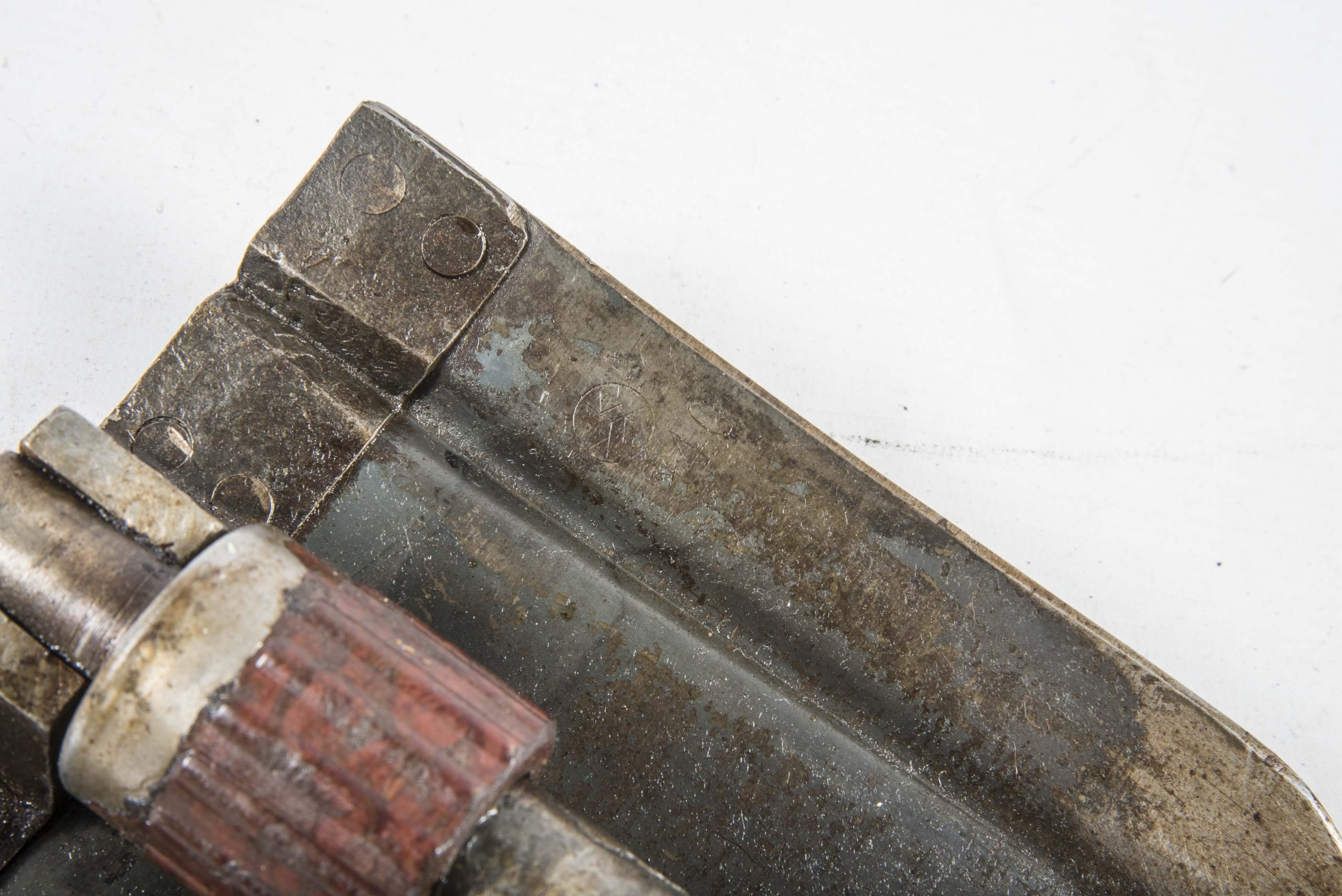 Folding E-tool marked KKK 1940 — image 2