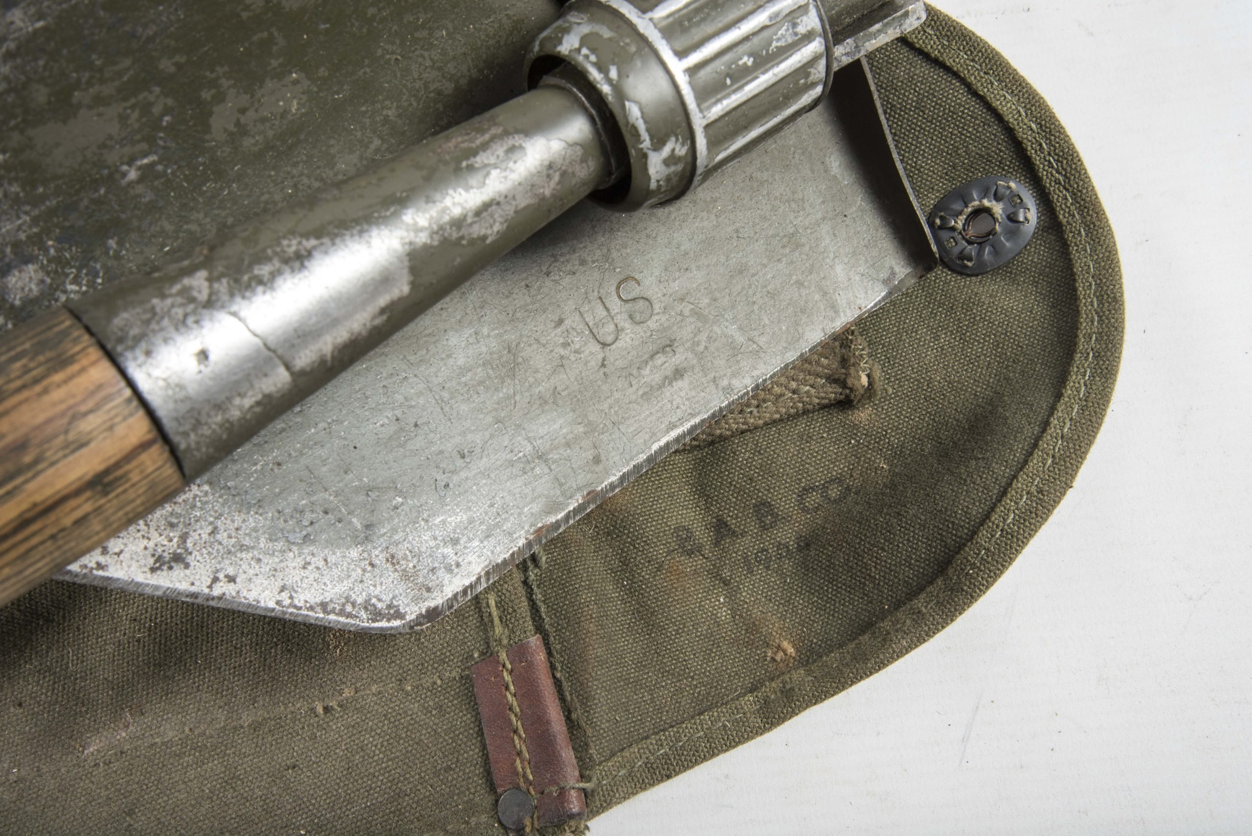 US Folding E-tool marked BAB Co 1944 — image 3