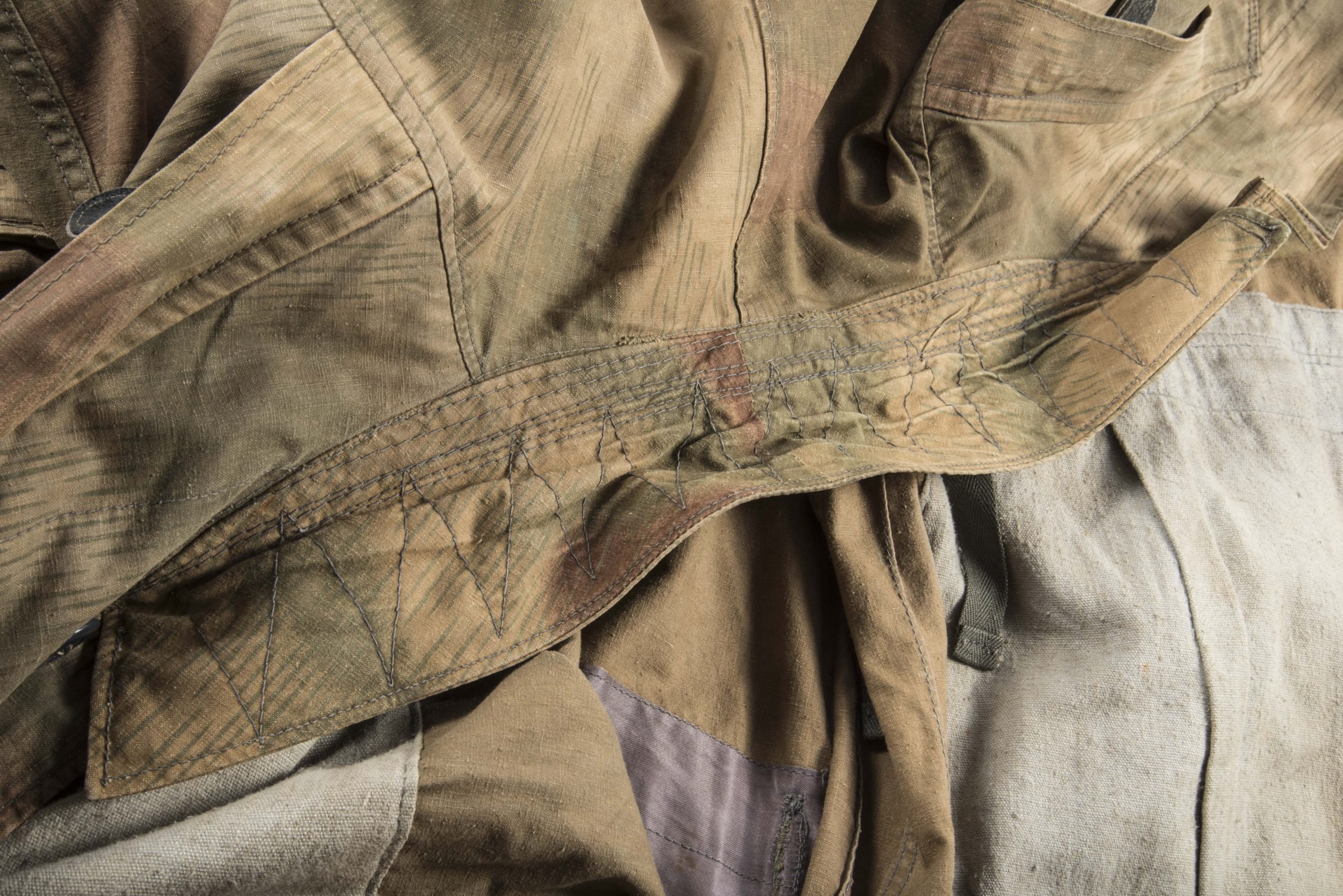 Late war Fallschirmjäger smock in Sumpftarn camouflage marked 0/1283/0040 IIB — image 4
